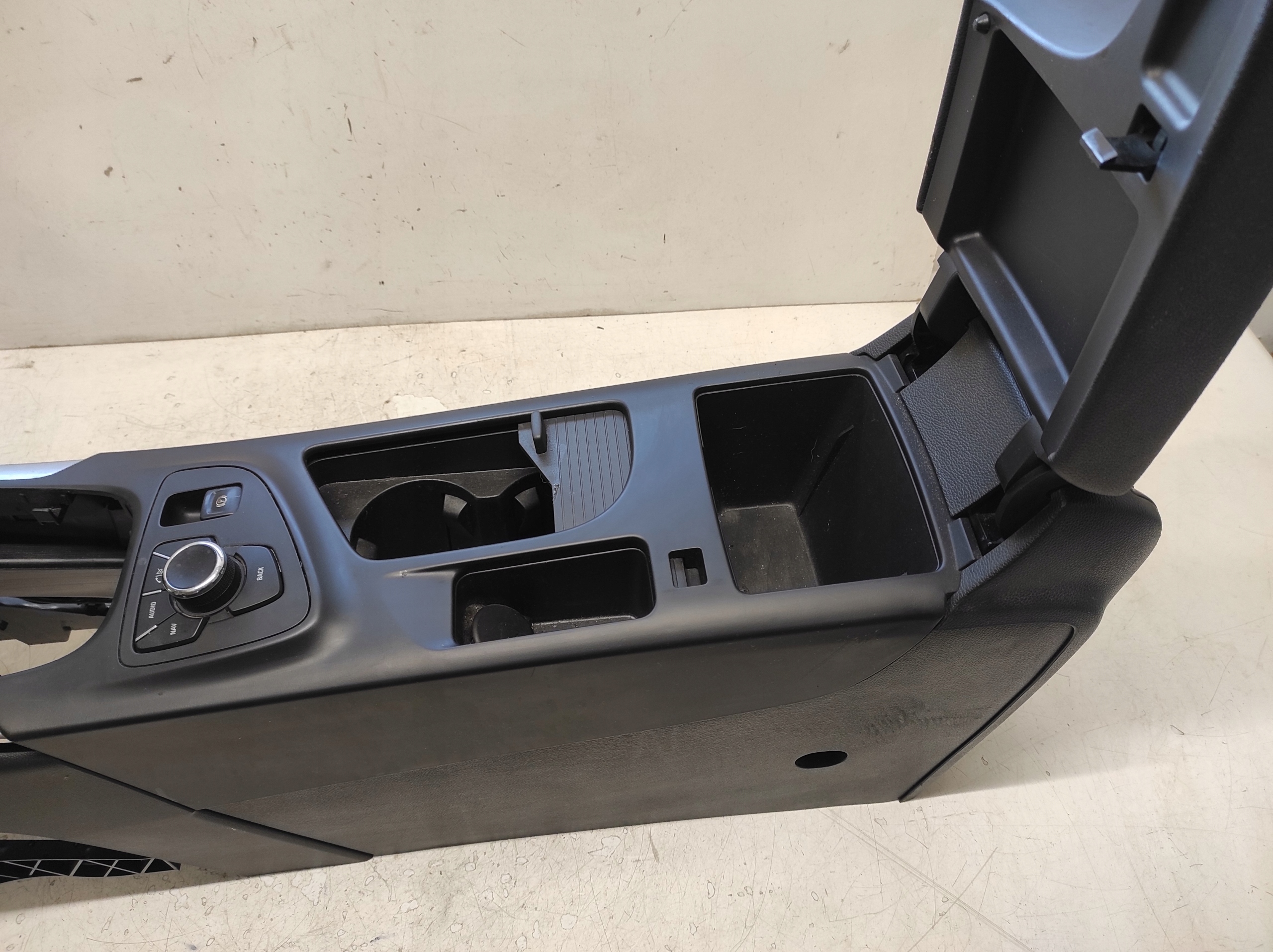 opel INSIGNIA A 08- тунель середина подлокотник