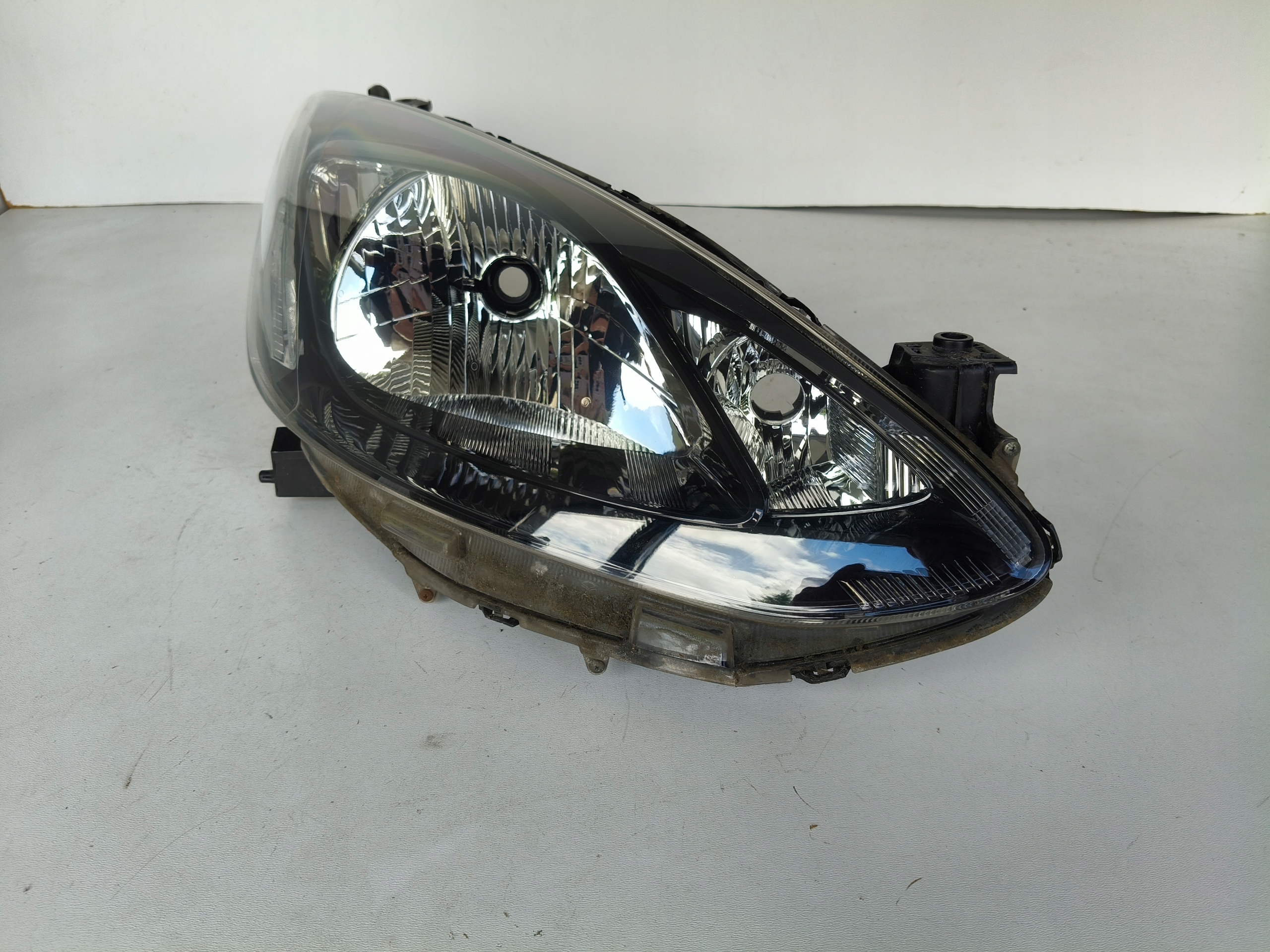 light right REFLEKTOR MAZDA 2 07
