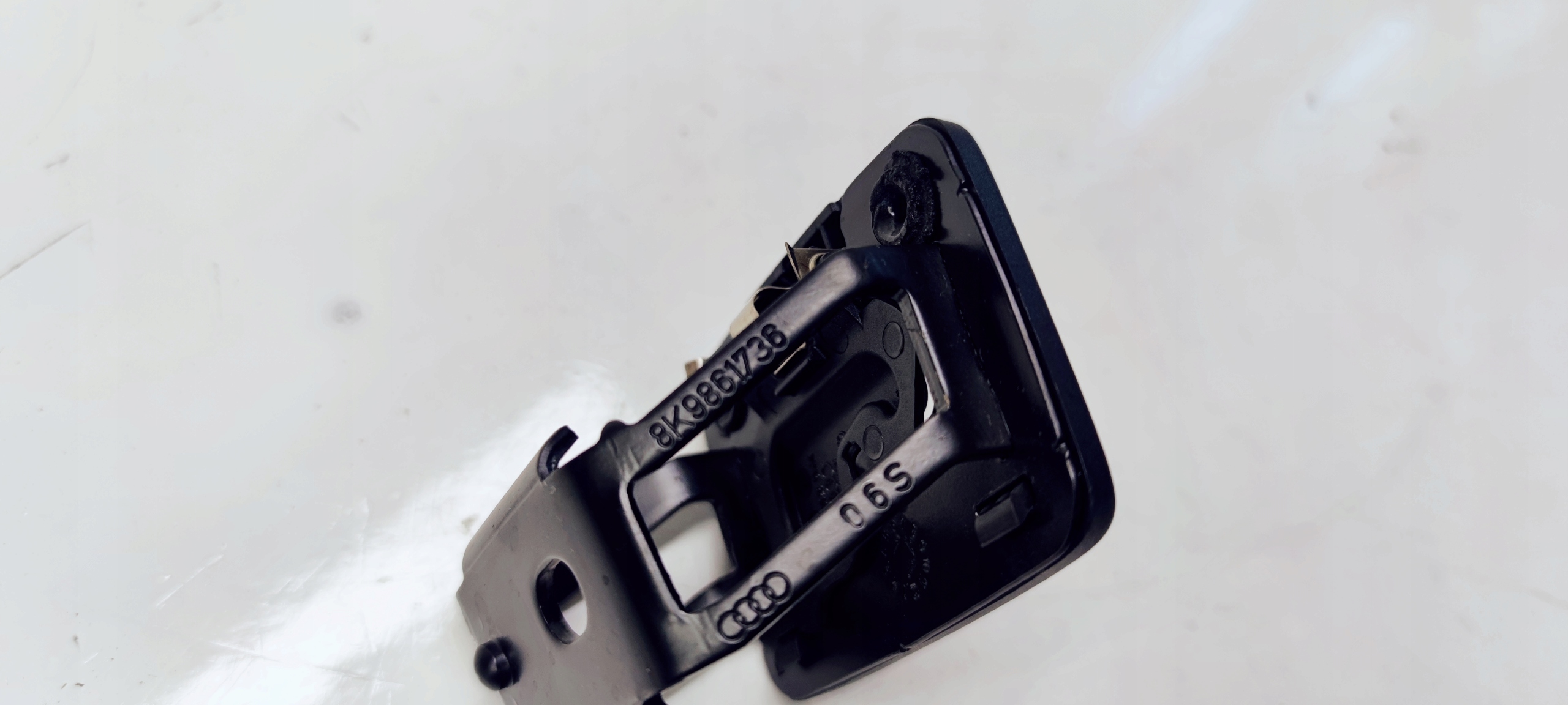bracket holder ROLETY AUDI A4 B8 Q5 8K9861736
