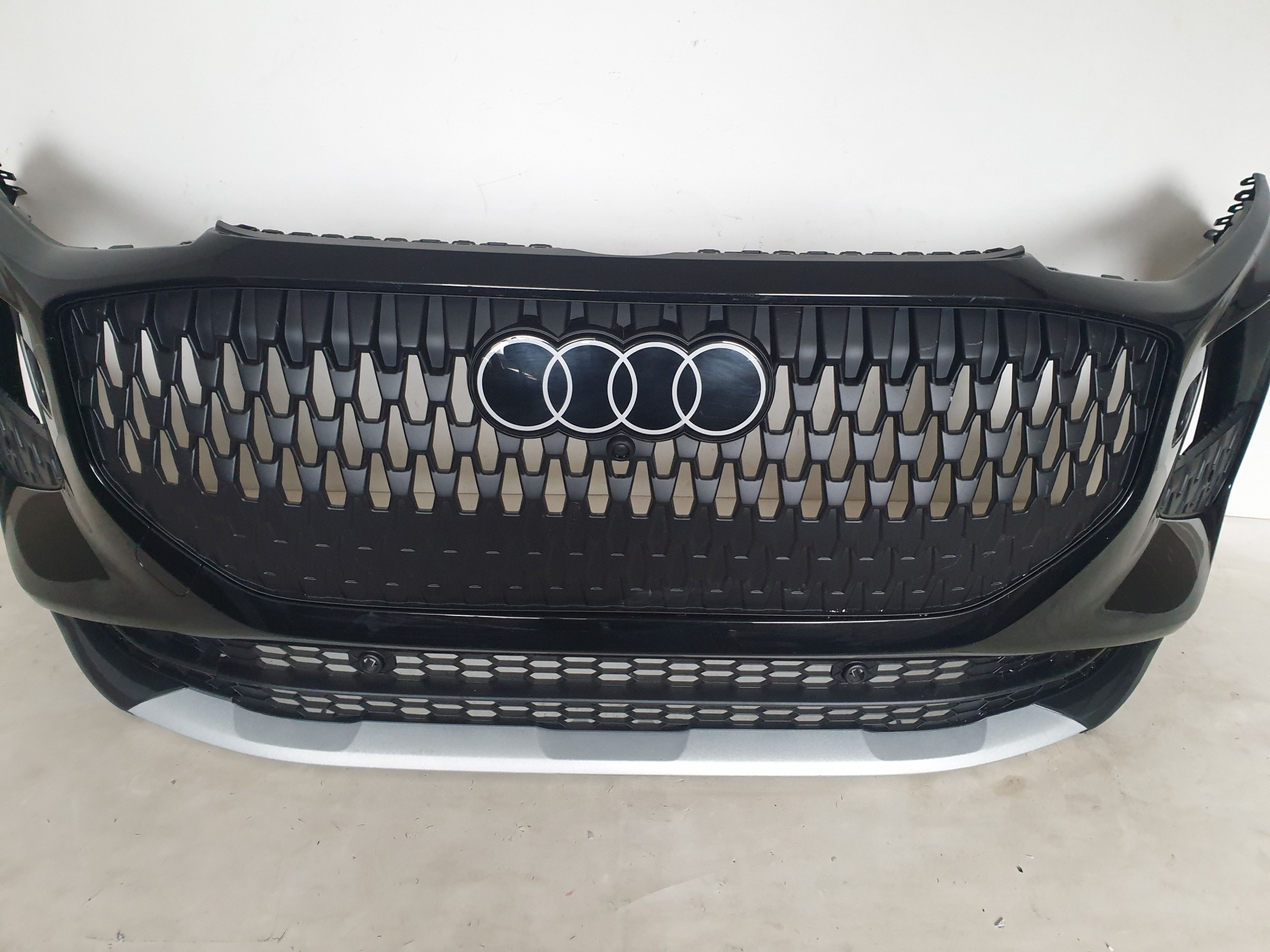 AUDI Q3 III 83H 25-> bumper front front 6 x PDC washers 83H807437