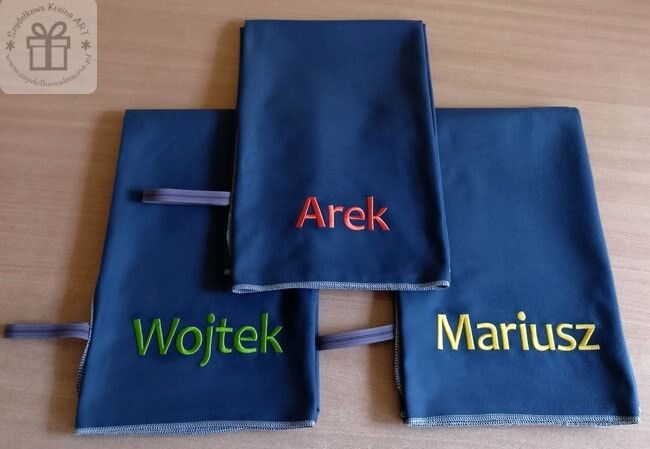 DUŻY ręcznik SZYBKOSCHNĄCY z mikrofibry HAFT imię Kolor dominujący odcienie niebieskiego