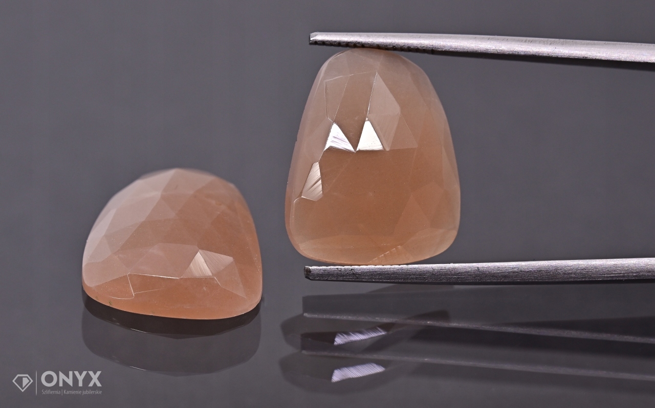 Měsíční kámen Pár fazetovaný nepravidelný 17x