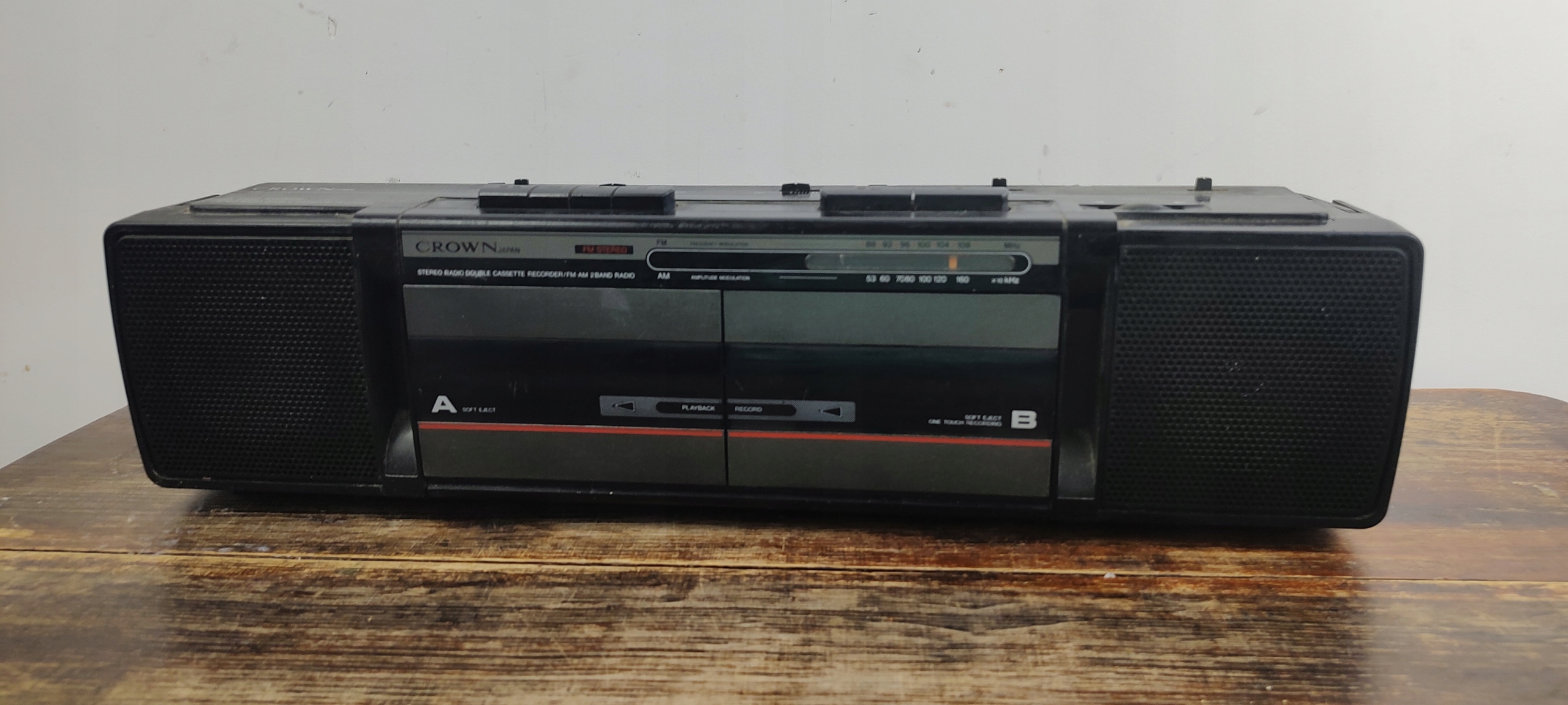 Vintage radiomagnetofon marki Crown.