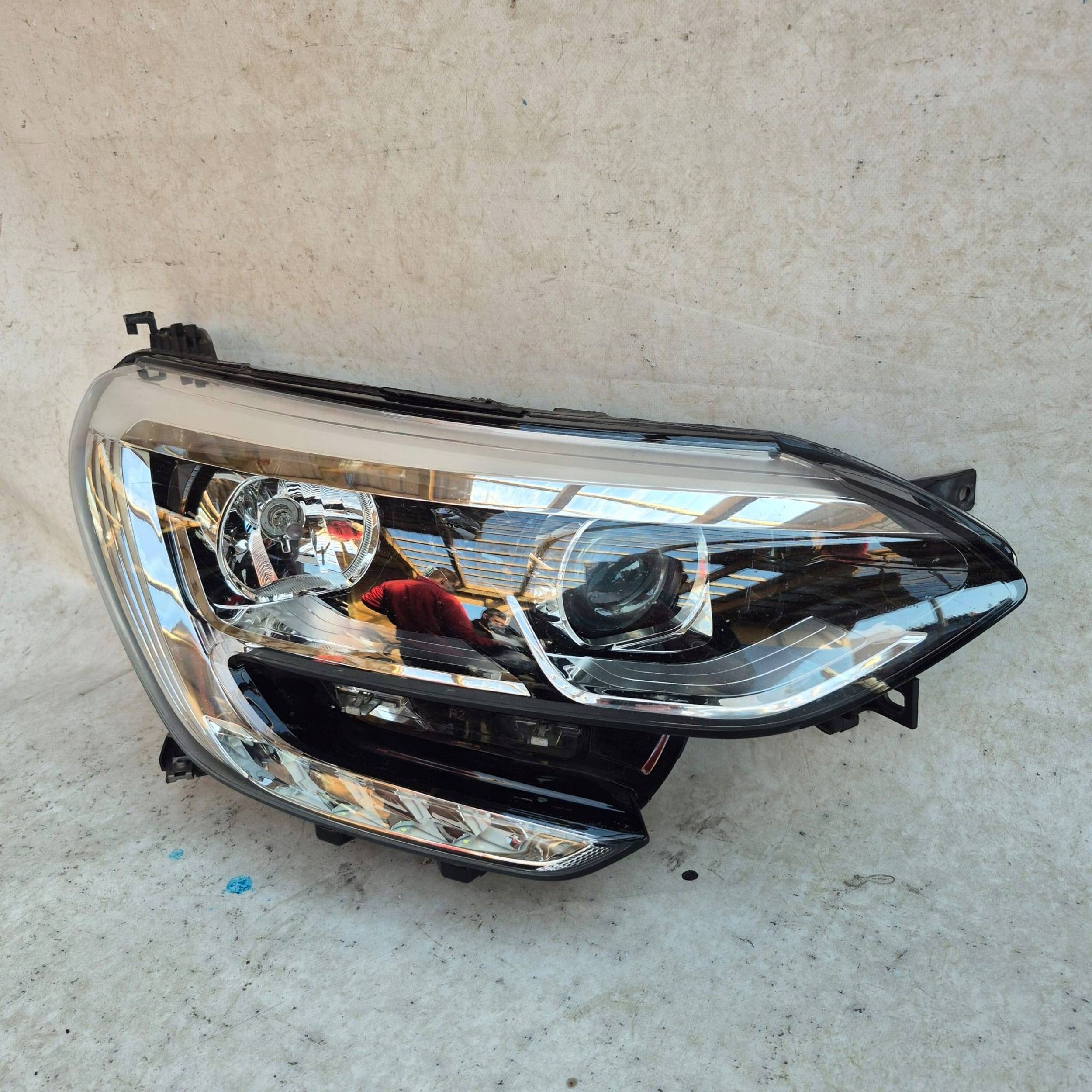 RENAULT MEGANE IV 2016- light right front front 260102555R
