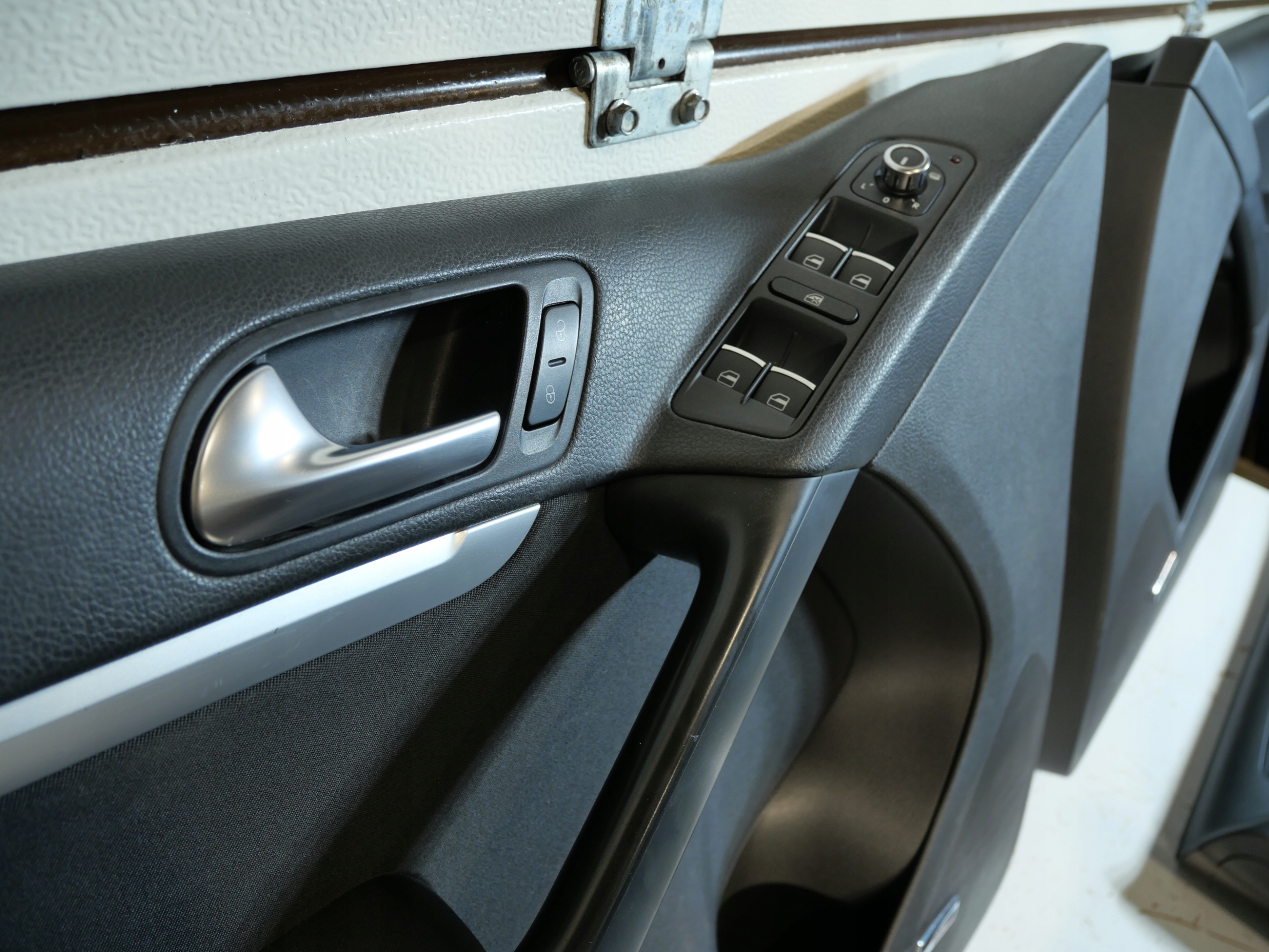VW TIGUAN the centre side upholstery DYNAUDIO 4SZT