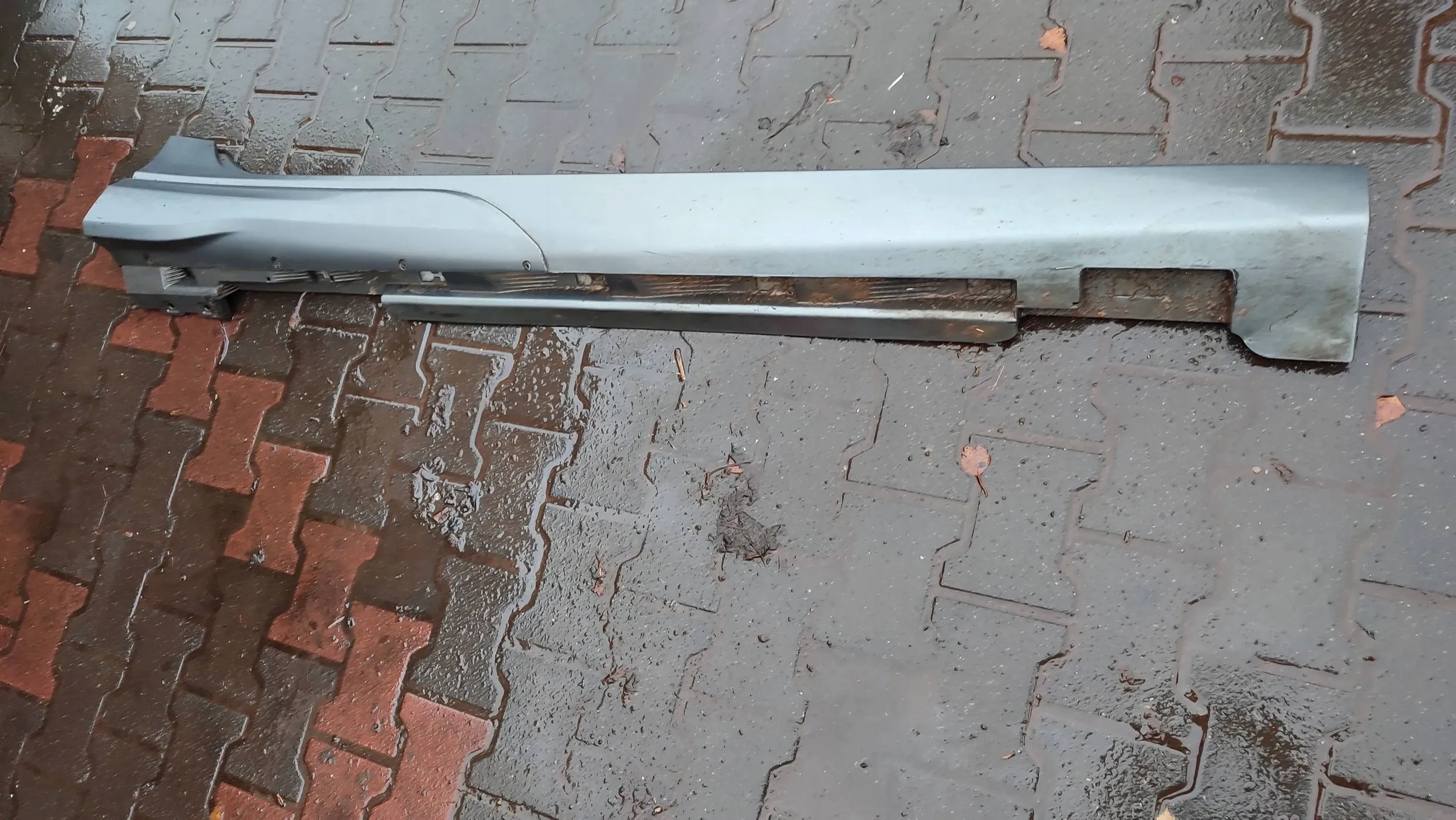 Volvo V40 2018 right moulding threshold cap R-design