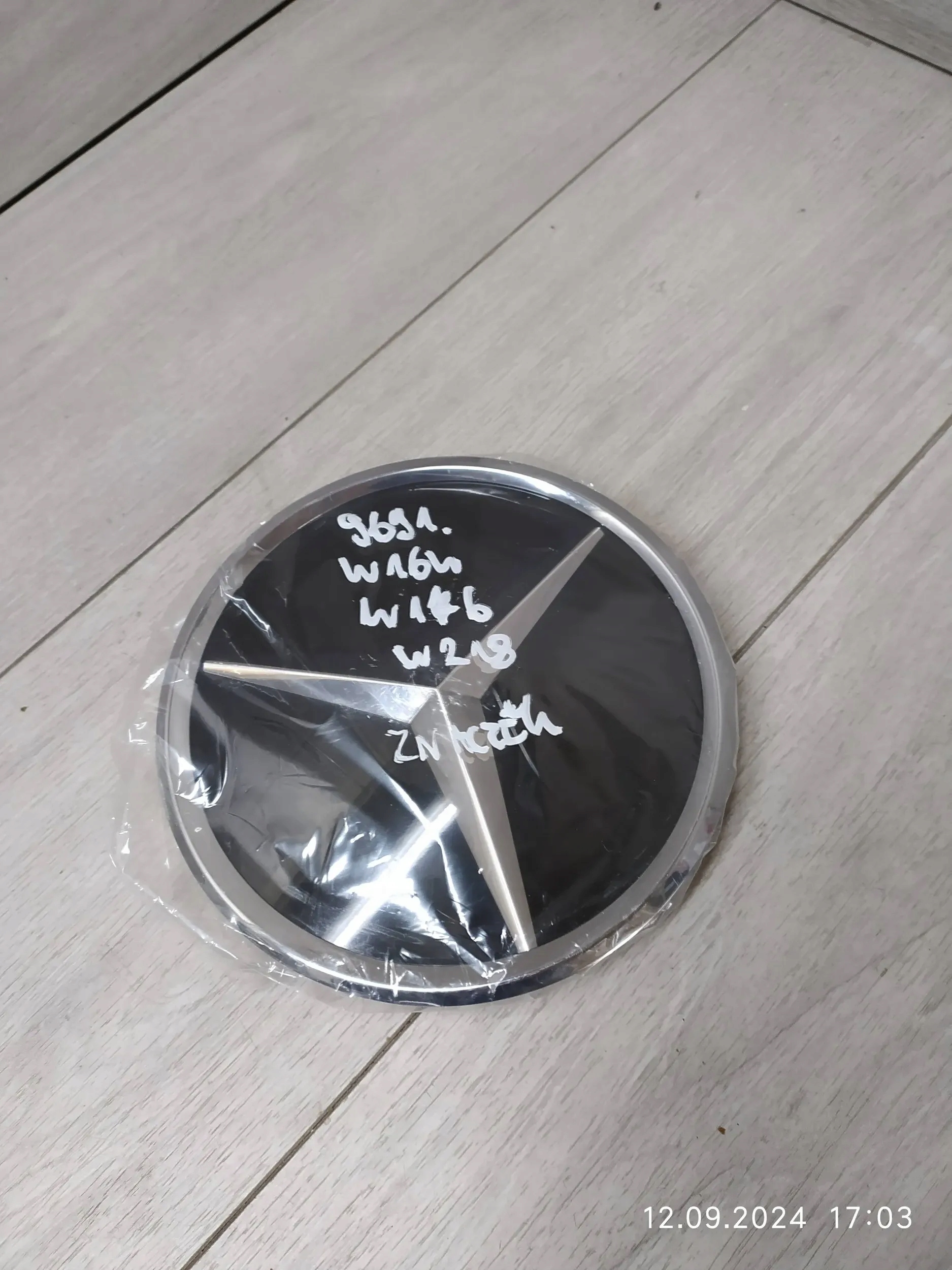 9691. MERCEDES W164 W176 W218 EMBLEMAT ZNACZEK A1648880411