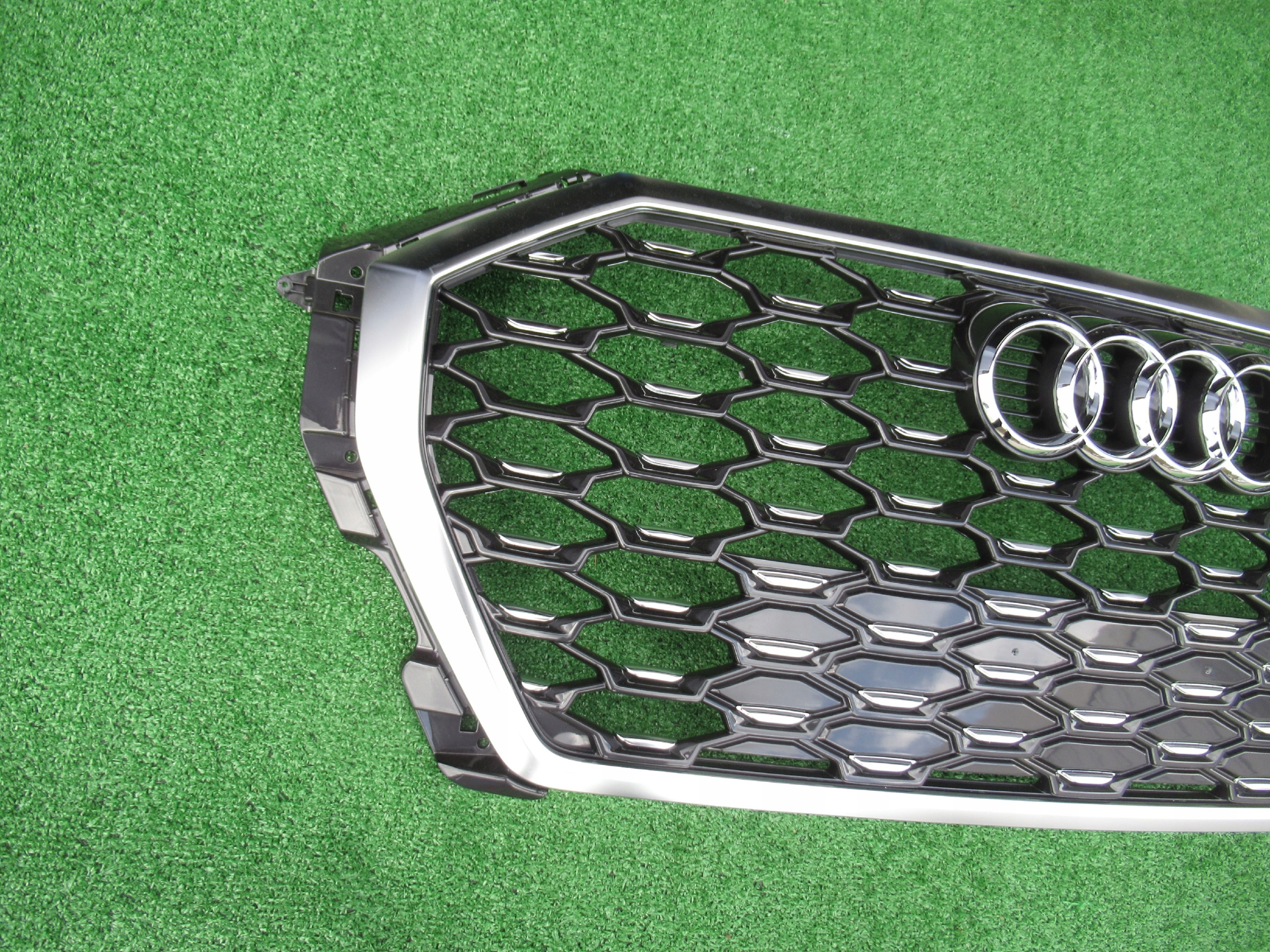 Audi OE 83F853651C решетка радиатора