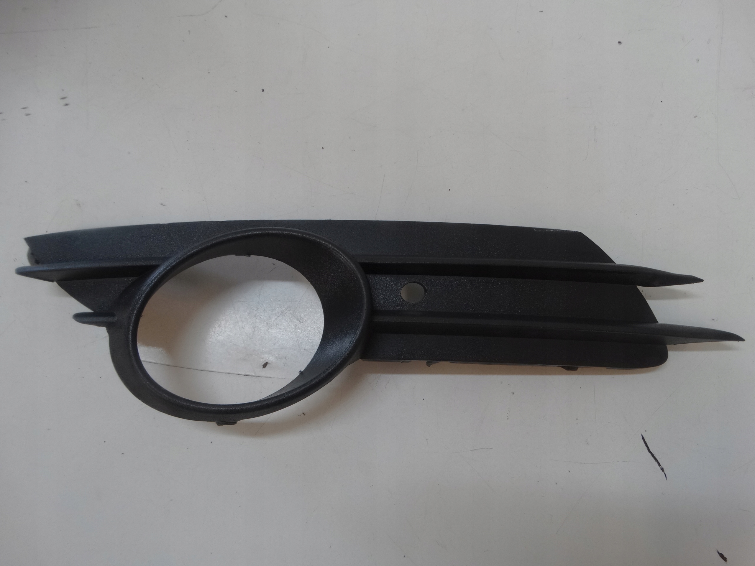 grid of a bumper right front OPEL CORSA D 13211479