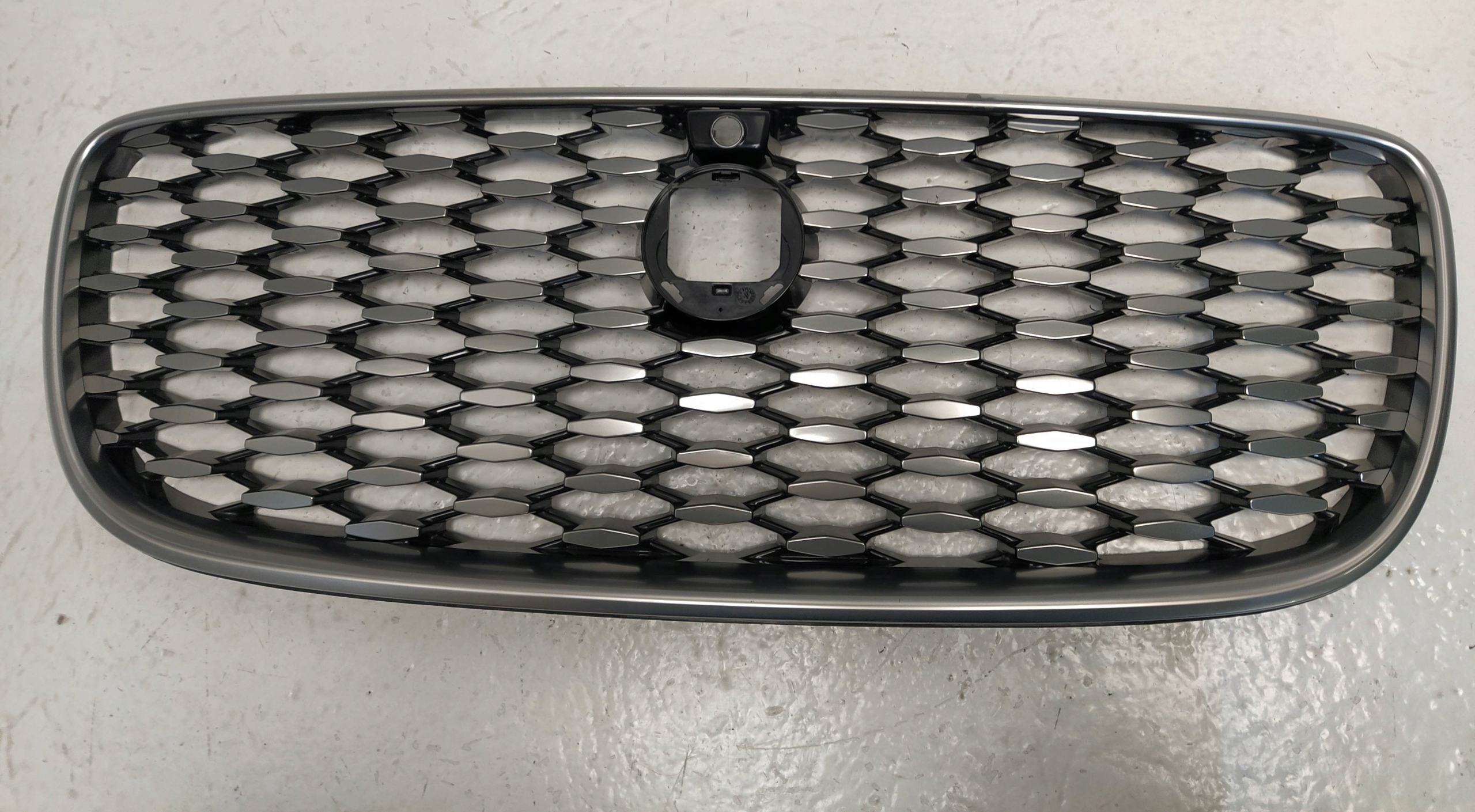 JAGUAR F-PACE X761 ATRAPA CHŁODNICY GRILL KAMERA ORYGINAŁ NOWY Numer katalogowy części MK83-8A100-AA