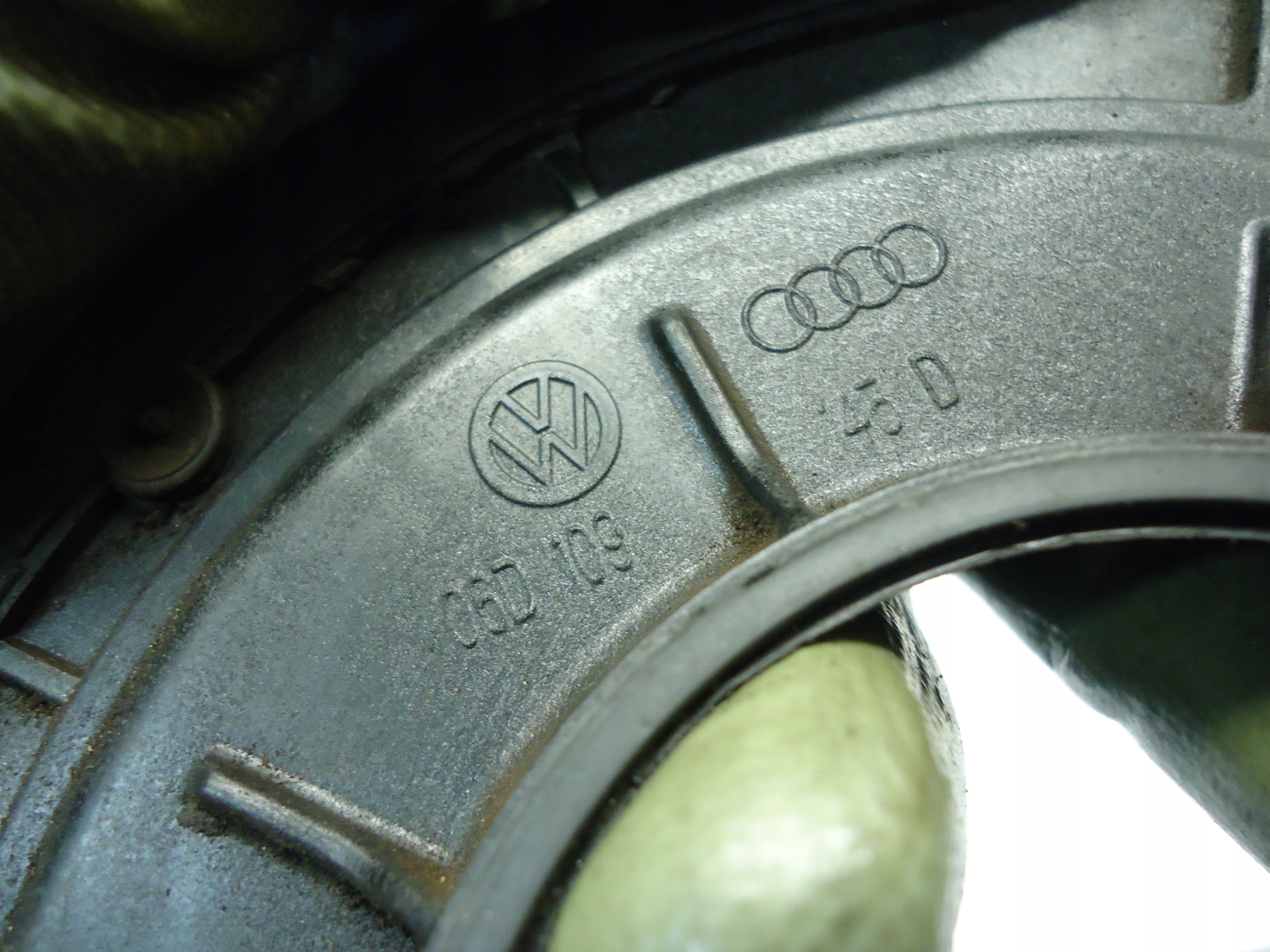 AUDI A4 B7 2.0 TFSI couvercle carter distribution 06D109145D