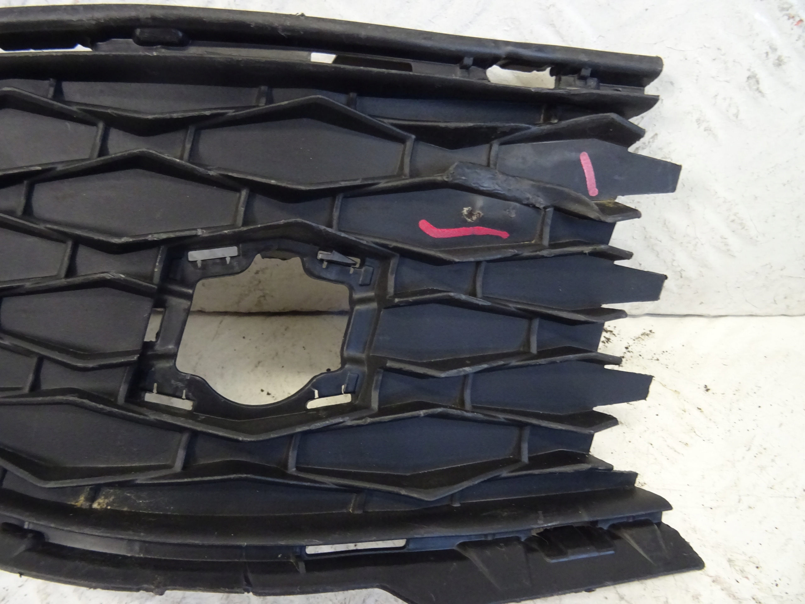 grid of a bumper front front right SKODA KAROQ 57A807368A