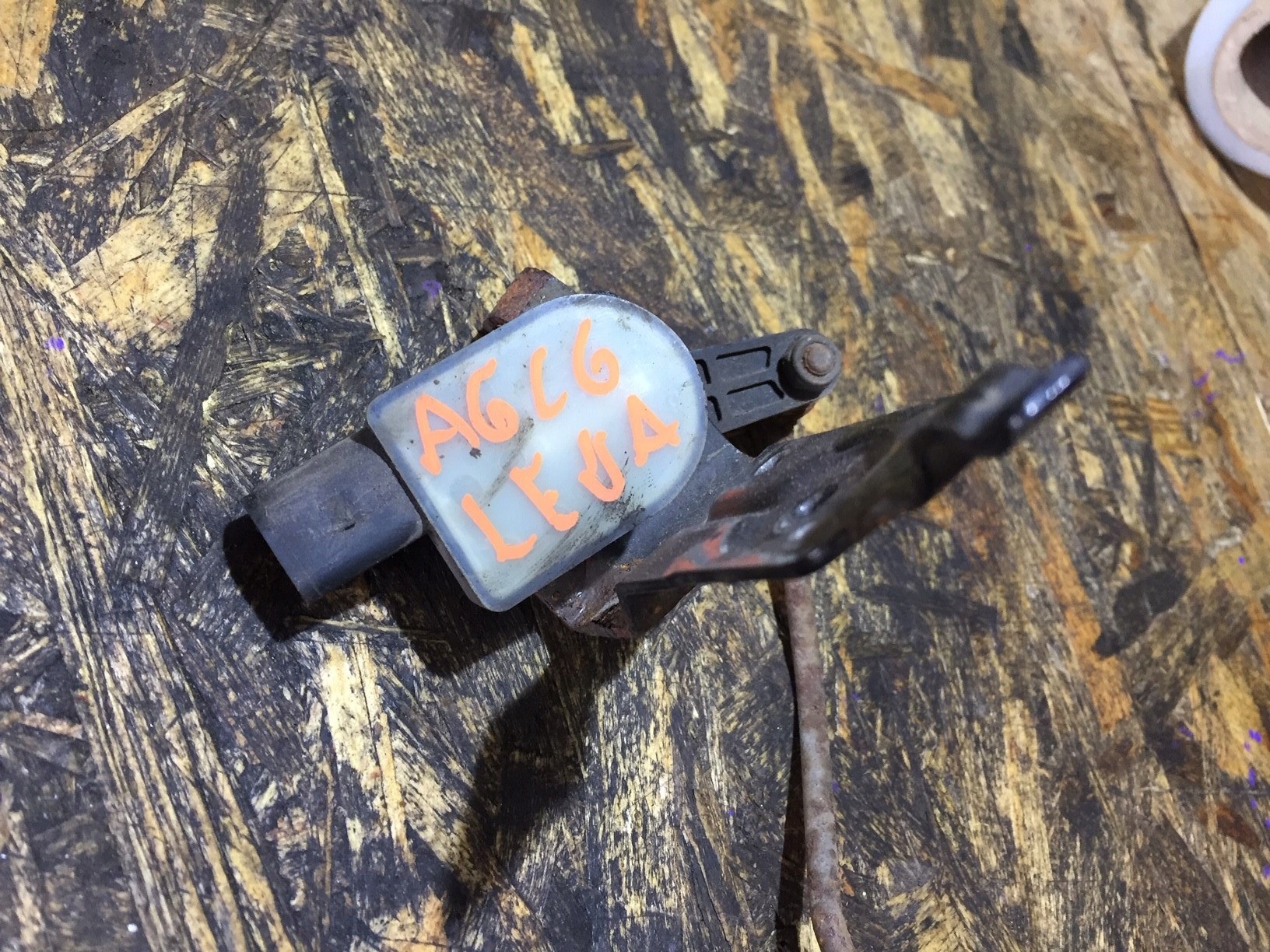 A6 C6 Sensor POZIOMOWANIA links vorne 4F0941285F