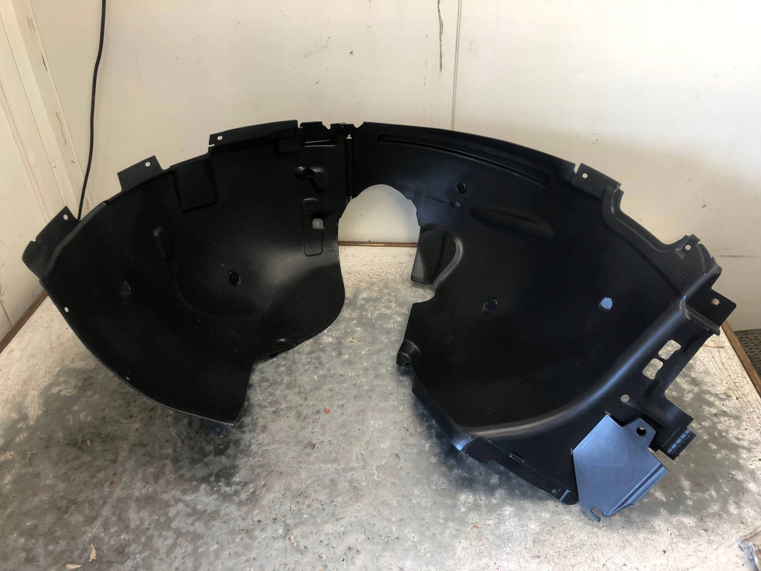 podblatník levý předek AUDI Q2 81M 81M821171
