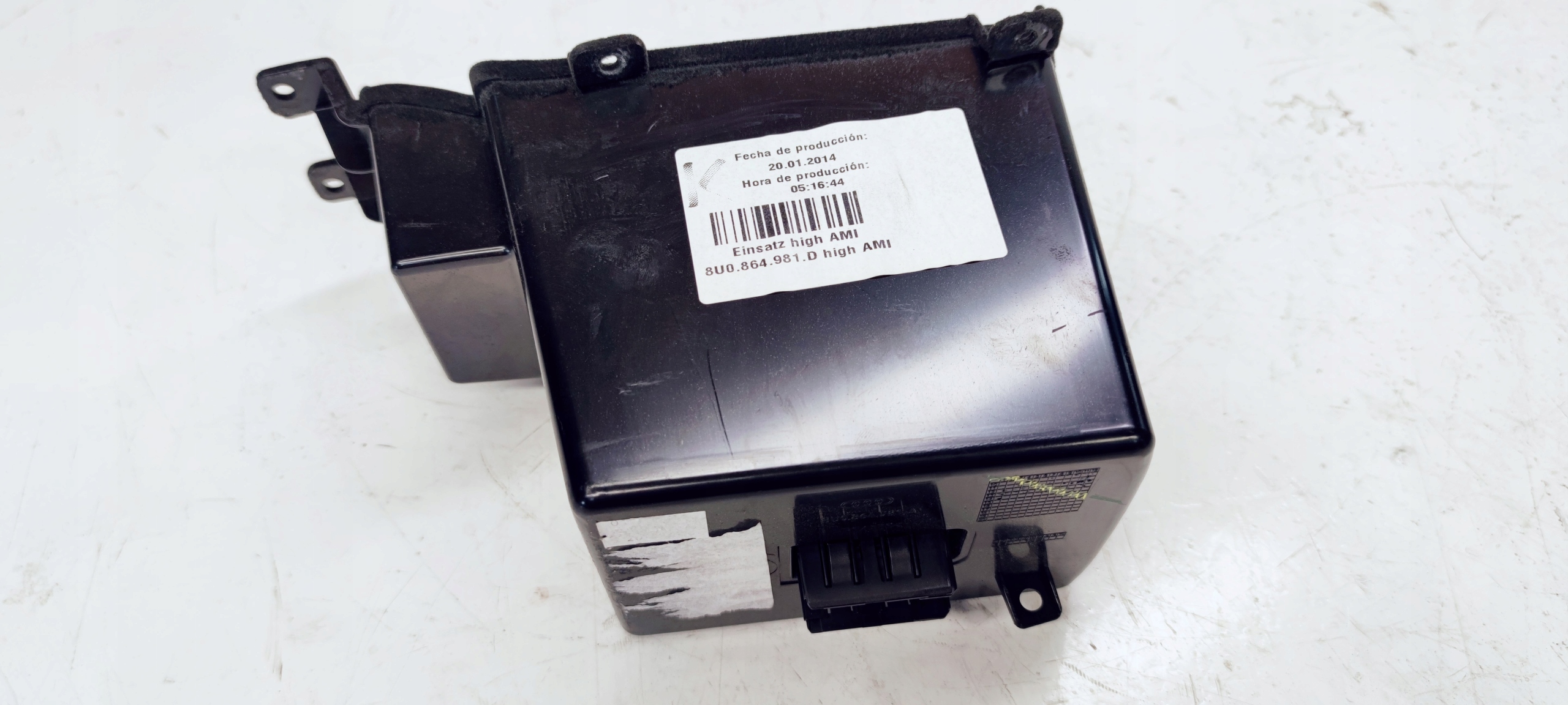 passenger compartment below AMI AUDI Q3 8U 8U0864981D
