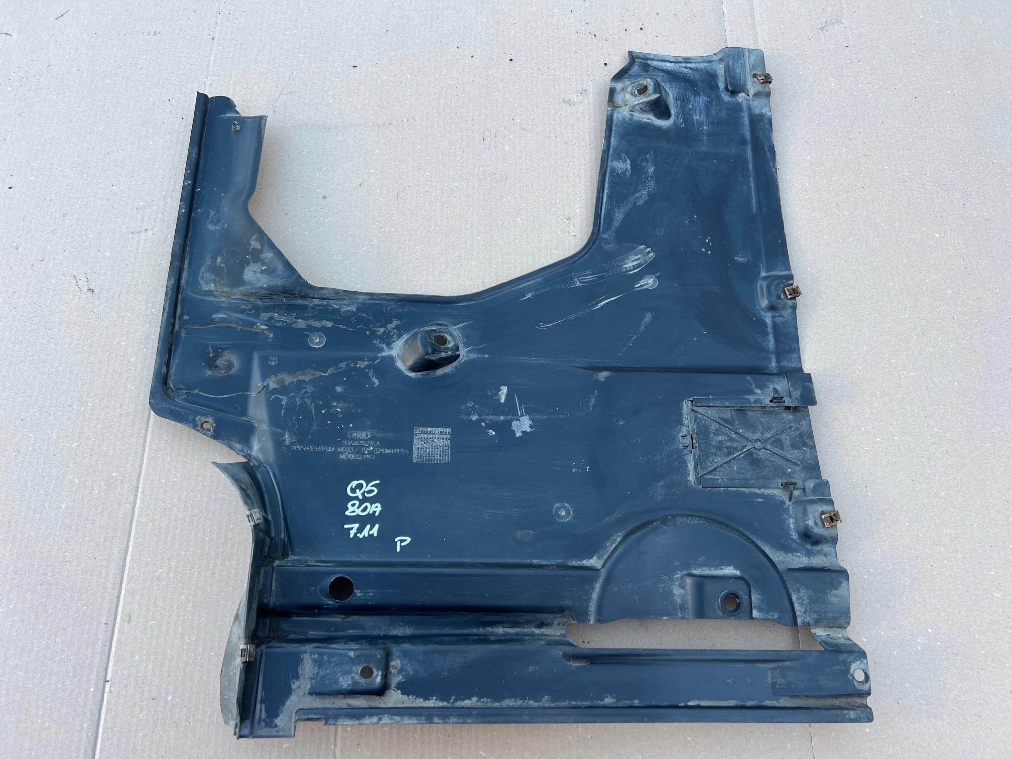 AUDI Q5 80A Blende Abdeckung abdeckung des Bodens Unterfahrschutz rechts 80A825216A