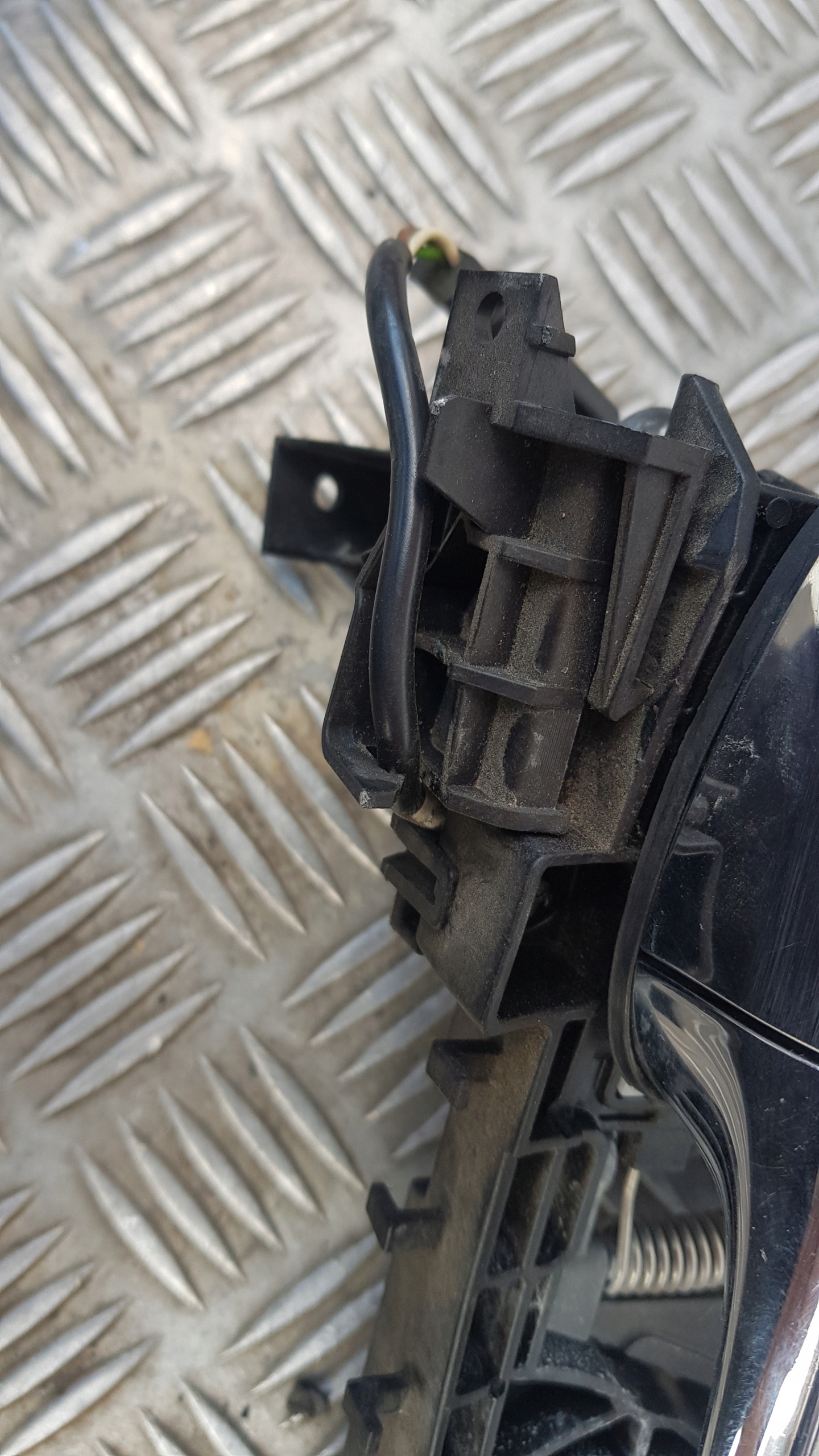 MERCEDES W169 handle exterior left front lock cylinder