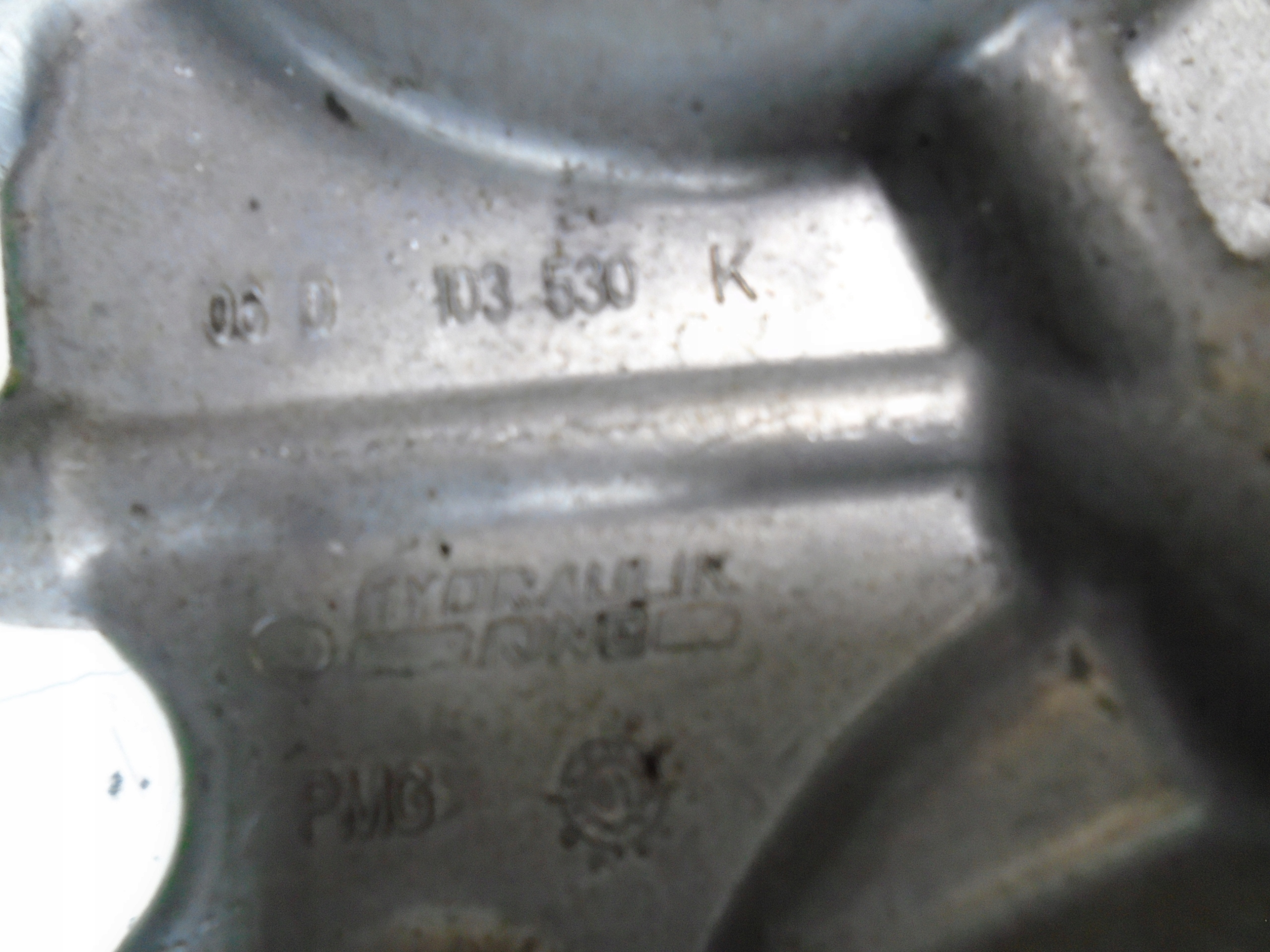 AUDI A4 B6 2.0 FSI couverture pompe VACUM 06D103530K