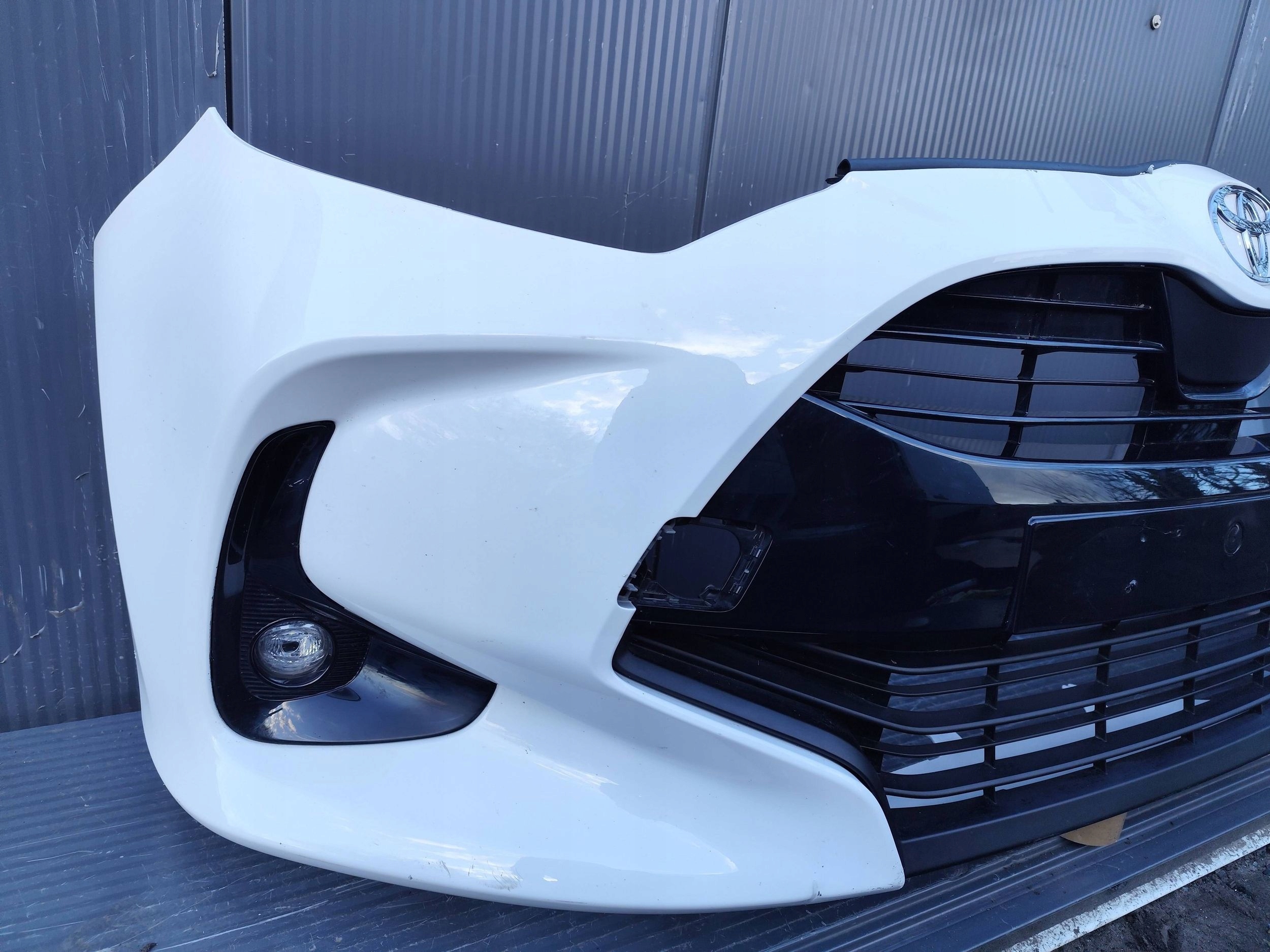 TOYOTA YARIS IV front bumper complete DEMONTAZ