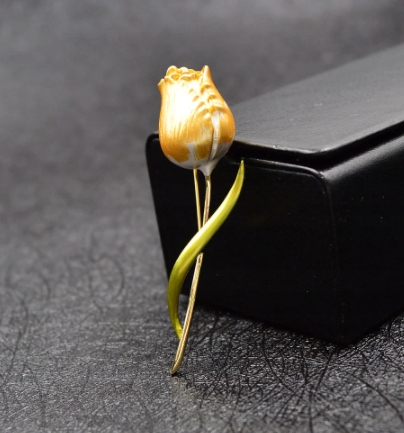 BROSZKA żółtyzłoty TULIPAN kwiat Materiał metal