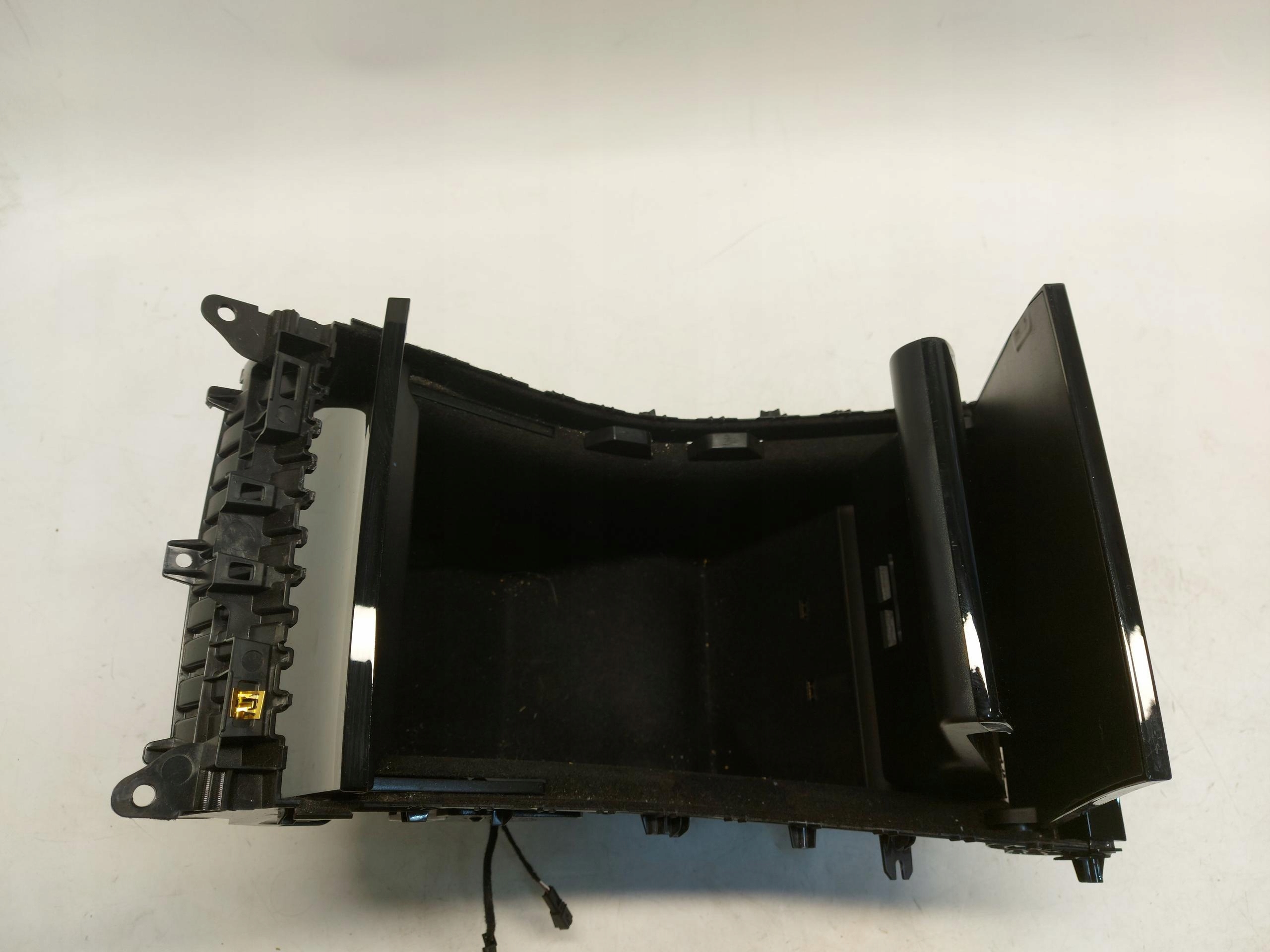 TESLA 3 III Handschuhfach tunel mitte USB