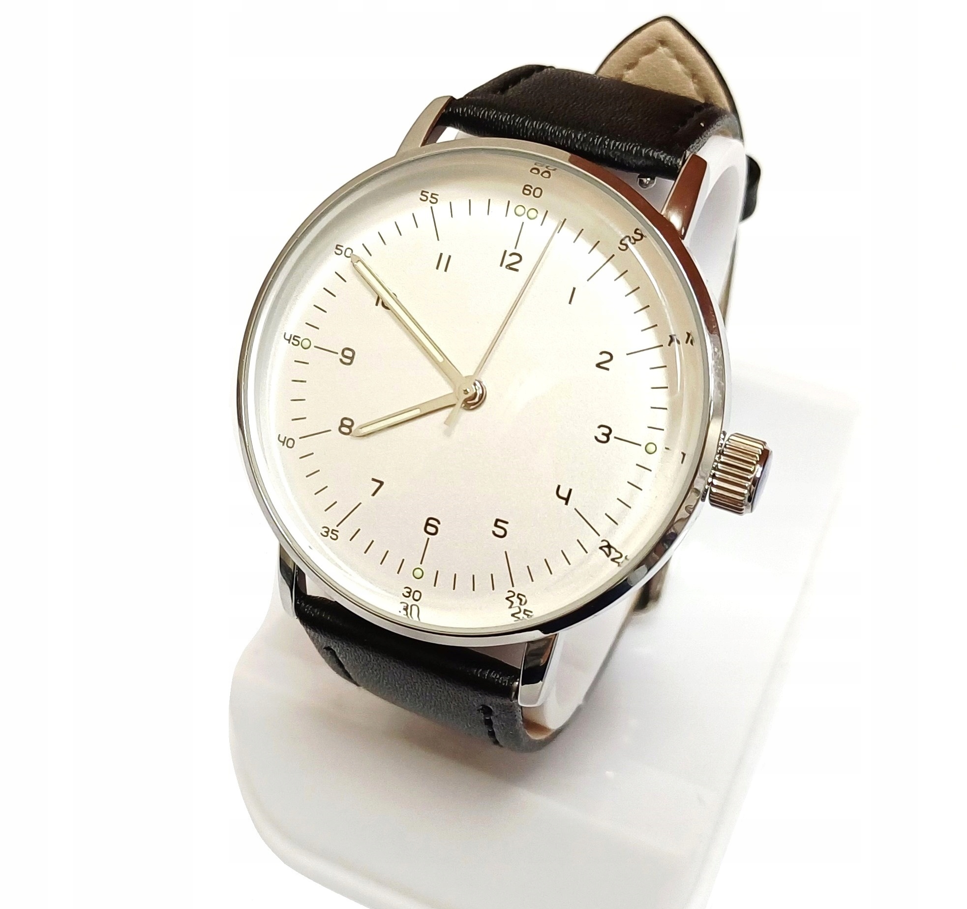 Minimalistické, transparentní mechanické hodinky – oblekový styl