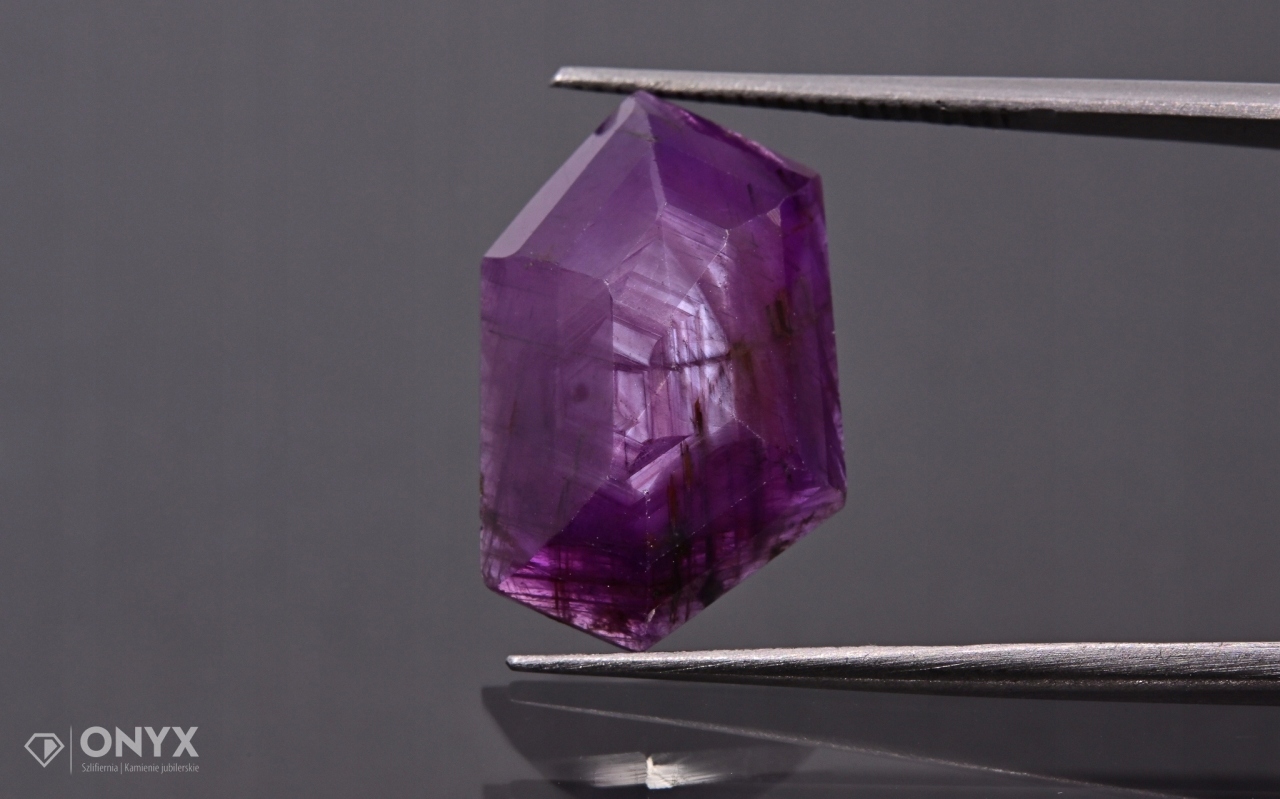 Rubín fazetovaná rozeta nepravidelná 16,5x10,5 mm