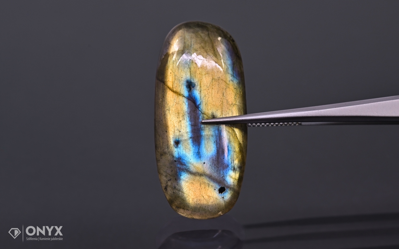 Labradorit kabošon nepravidelný 37x17 mm