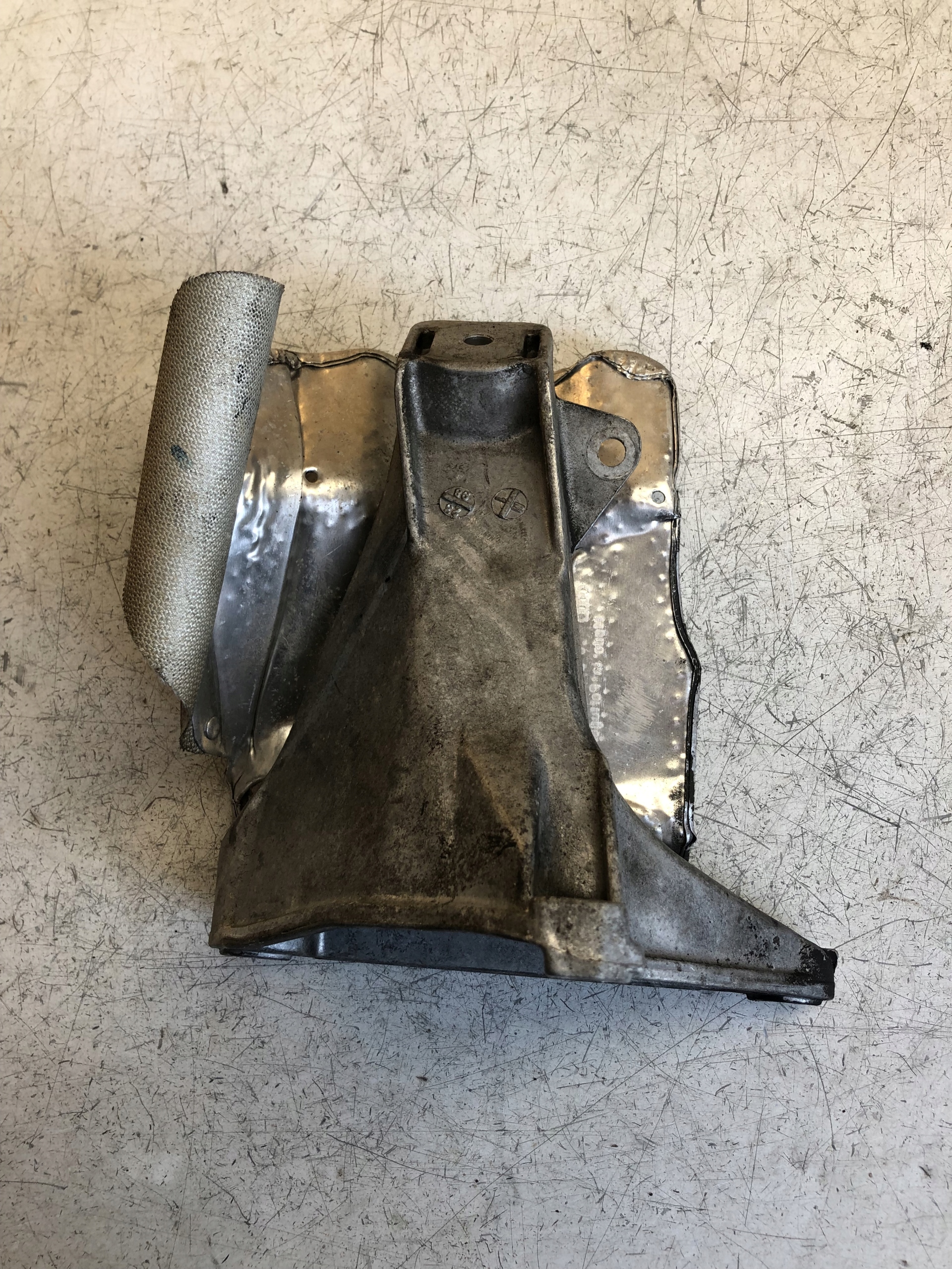 Consolle Supporto motore staffa fissaggio A4 B6 PASSAT B5 8D0199308M