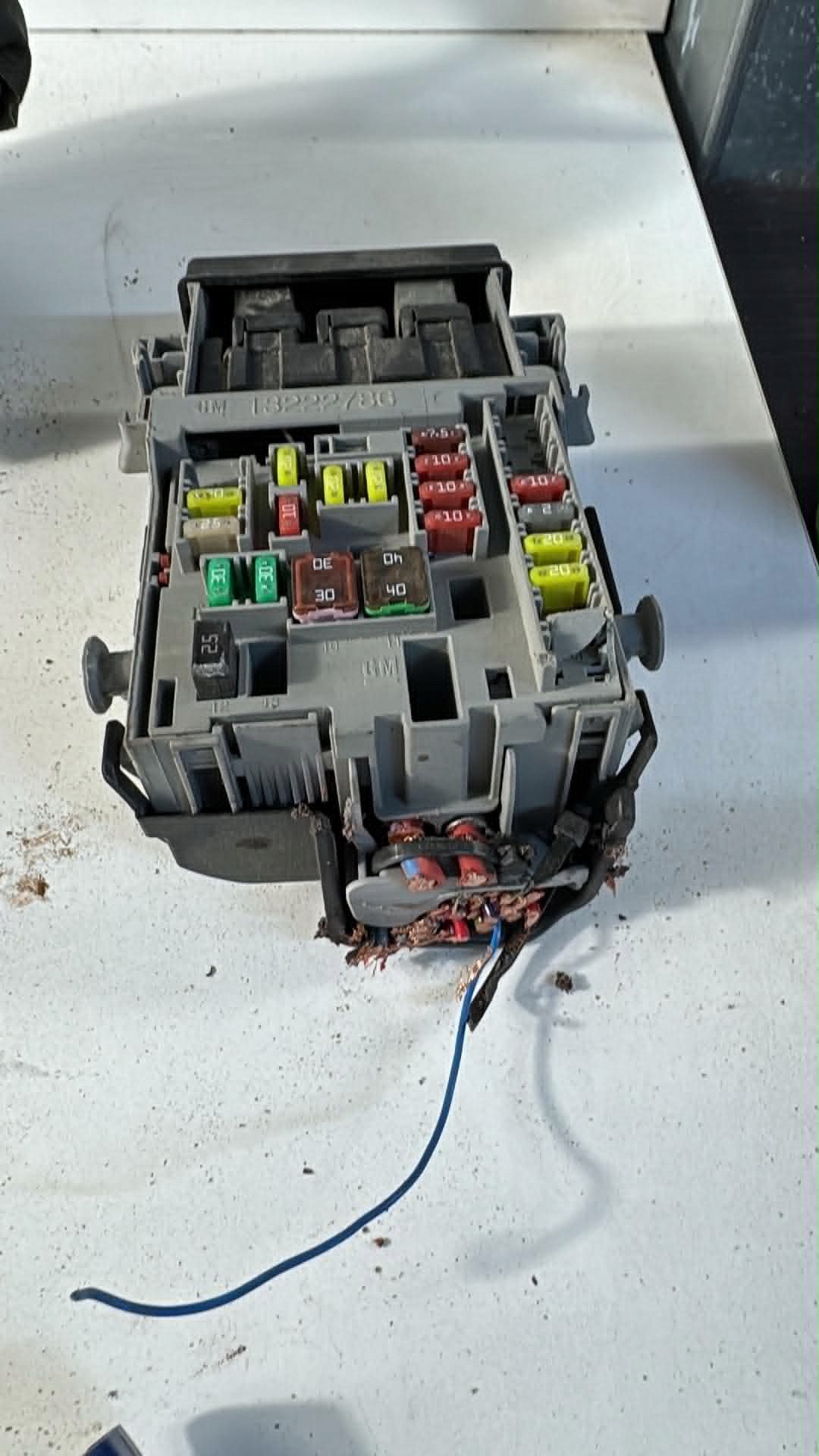 Module fusibles 13222786 Opel INSIGNIA A