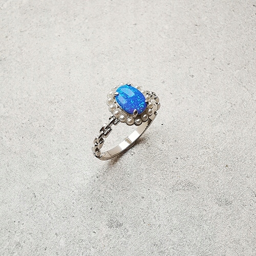 Prstýnek s modrým opálem a zirkony