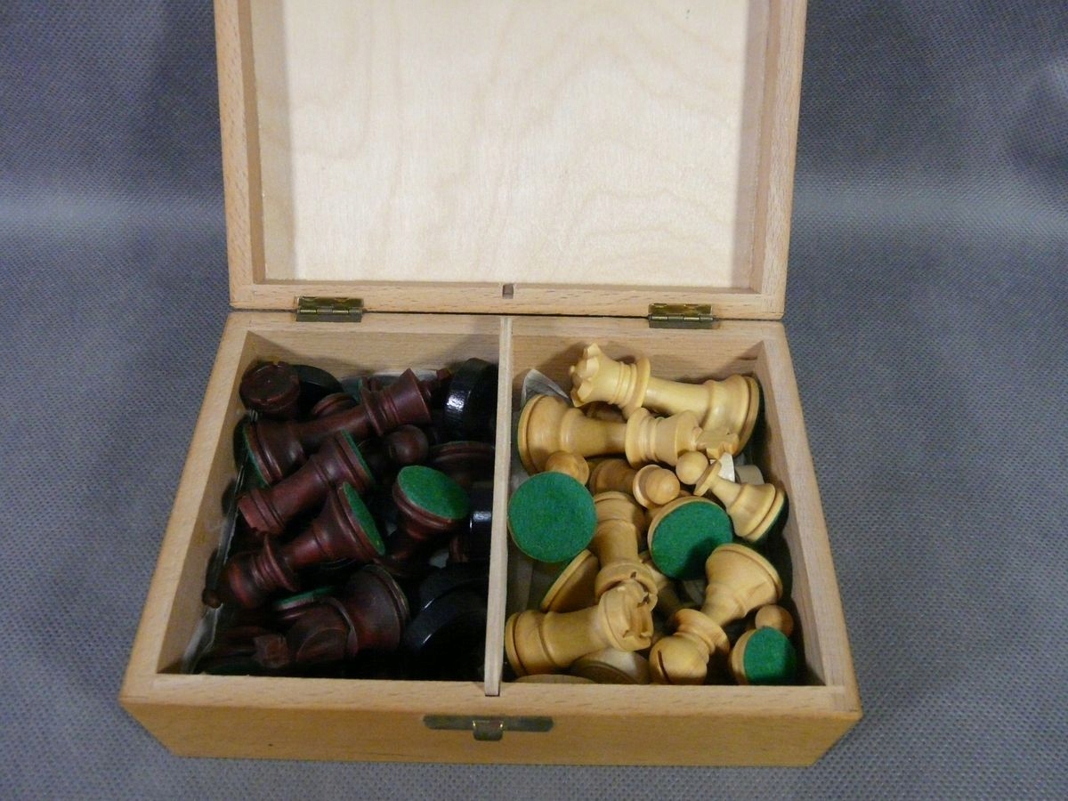 ШАХМАТЫ В ДЕРЕВЯННОЙ КОРОБКЕ