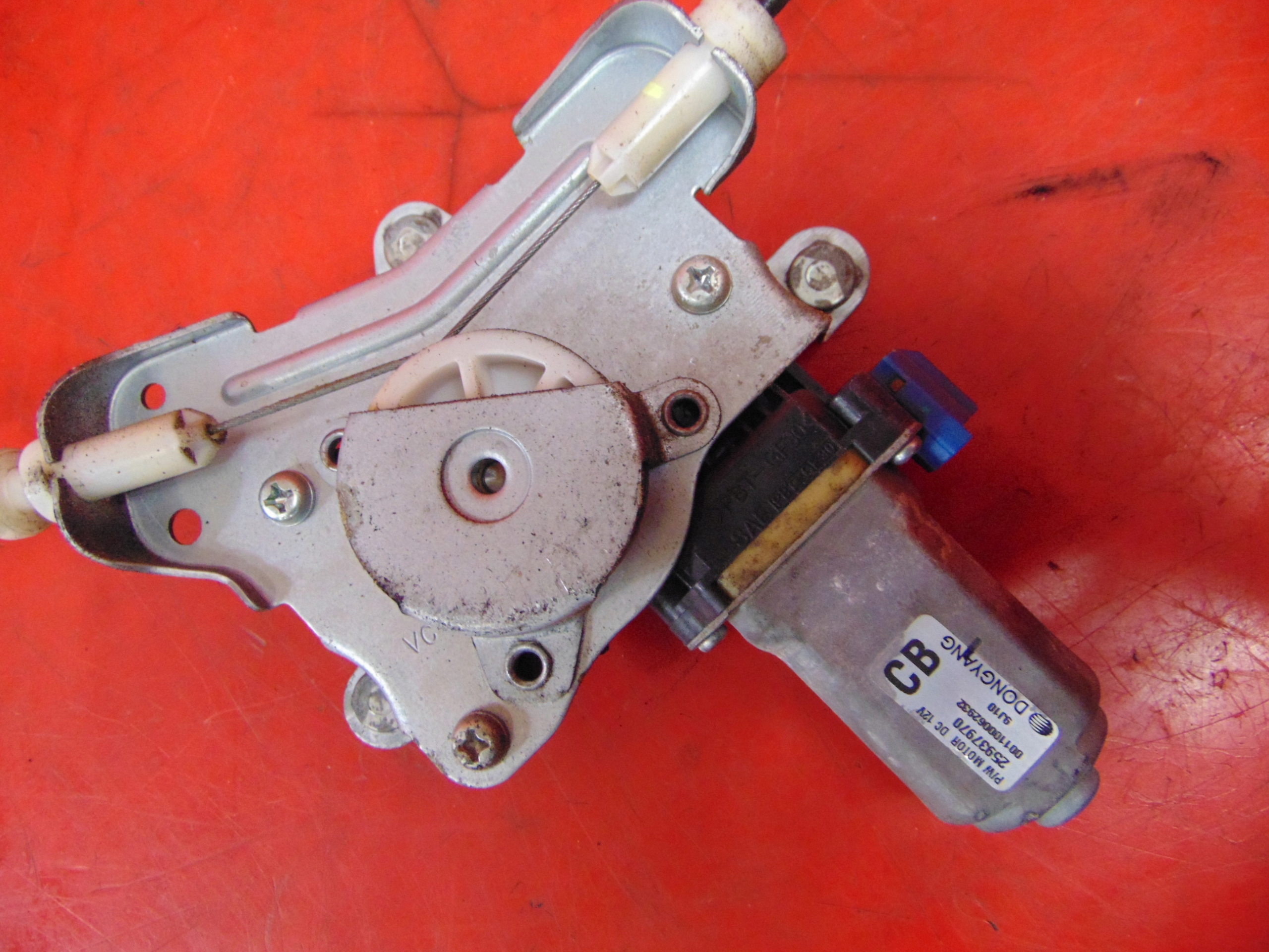 CHEVROLET CAPTIVA LT and window regulator right rear part