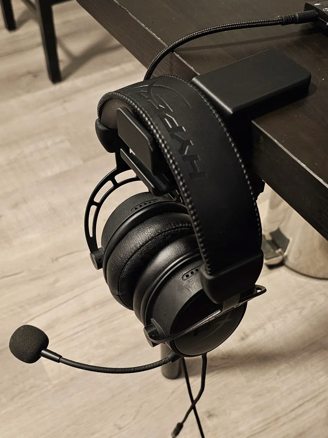 Uchwyt/wieszak na słuchawki przykręcany do biurka Marka Inna