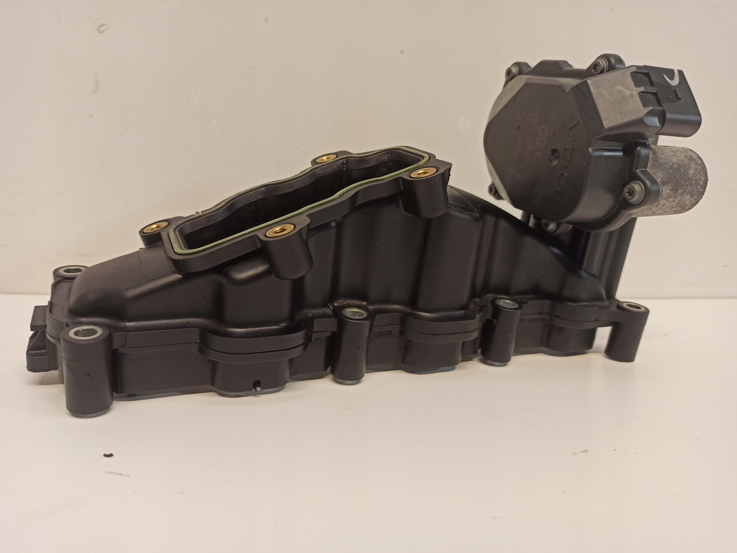 059129086L - Впускний колектор правий A4 B8 2.7 TDI 059129712BA