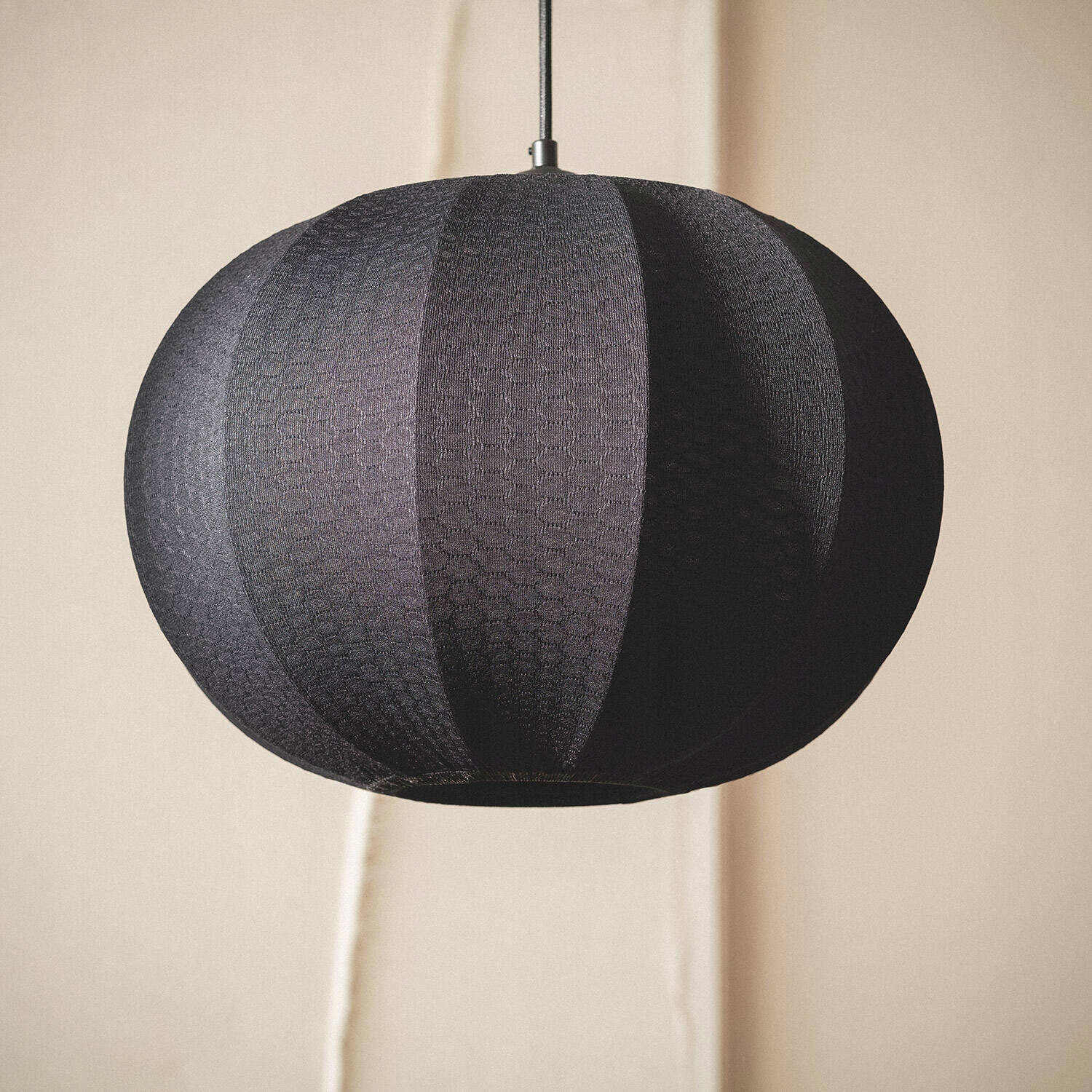 Závěsná lampa z tkaniny Taupiri