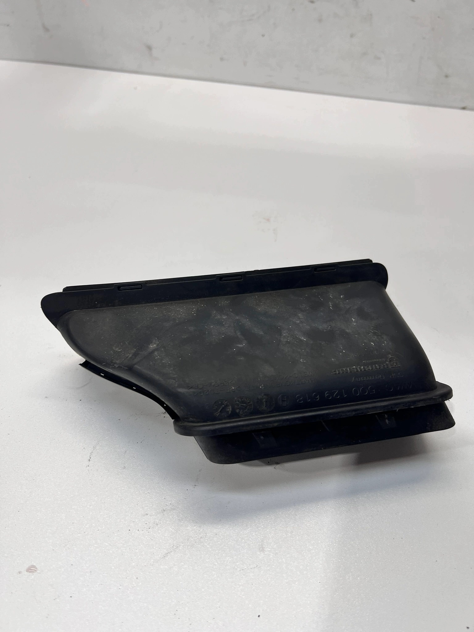 intake drain air duct air line AUDI 5Q0129618H