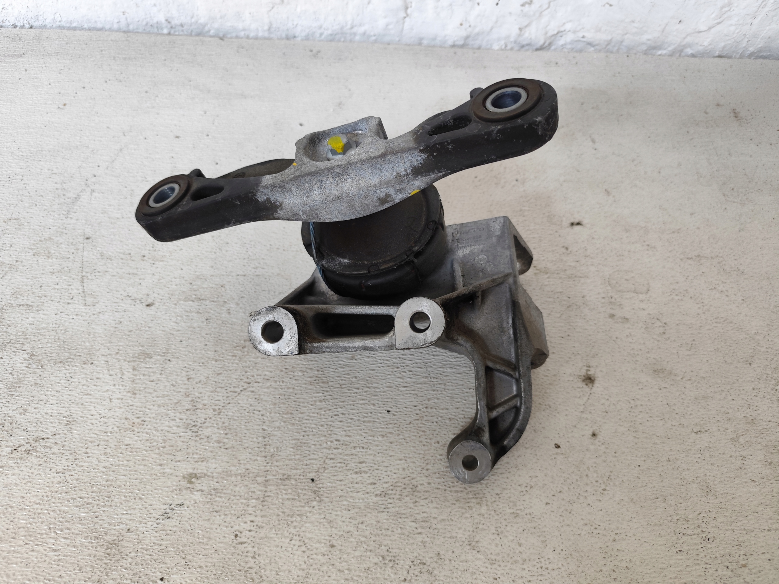 VOLVO V40 II 2016 2.0D D3 engine mount