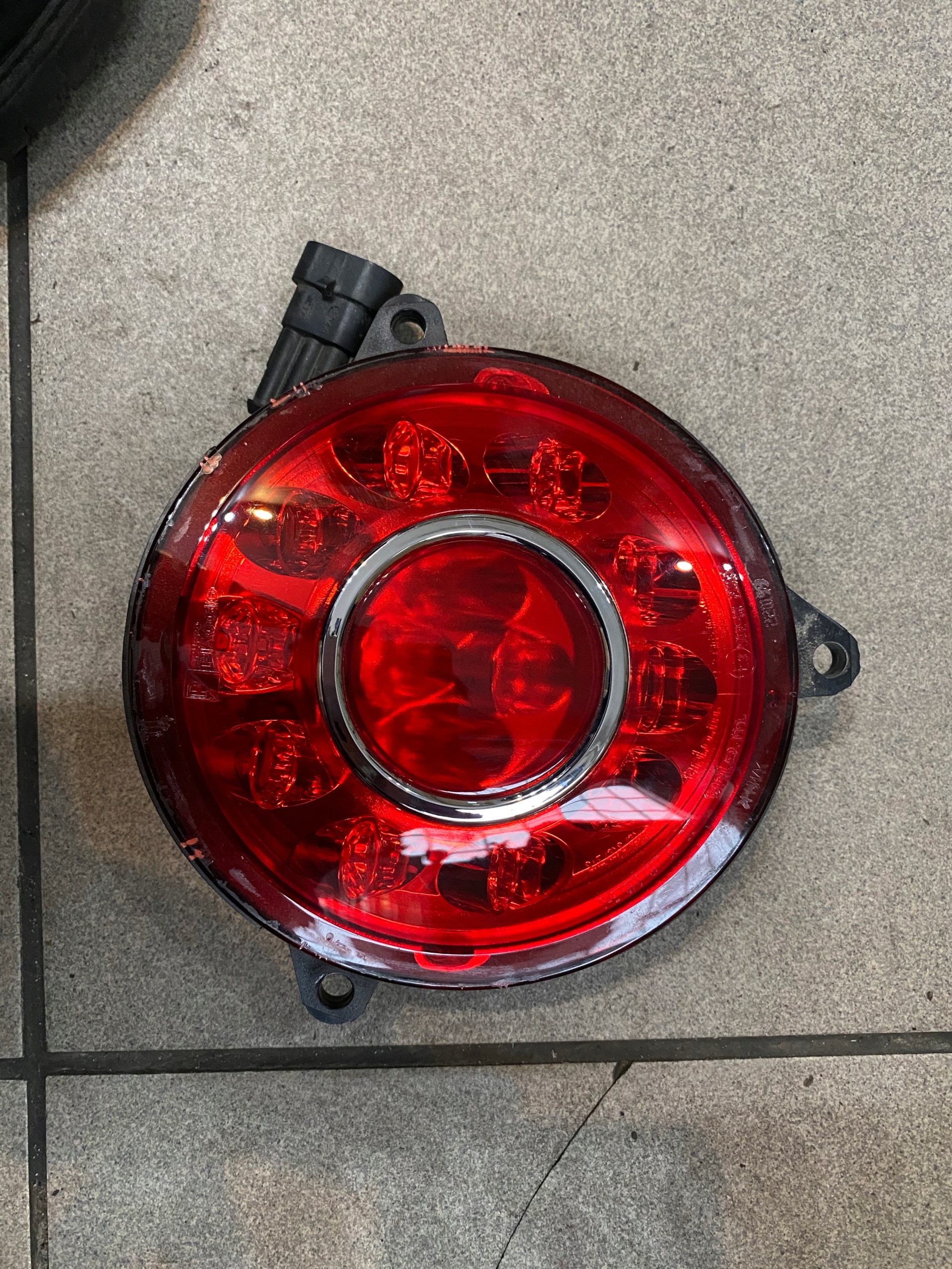 25 PIAGGIO VESPA 946 LAMPA TYLNA