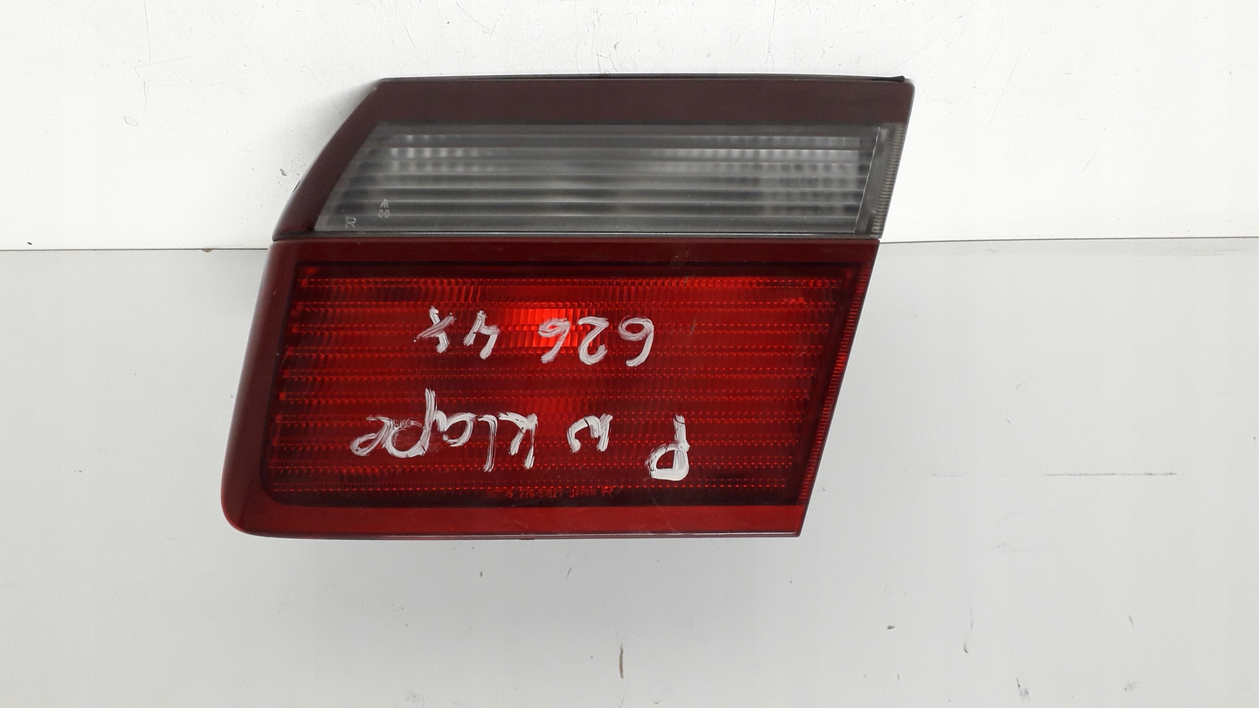 MAZDA 626 SEDAN 97- GF LAMPA PRAWA TYLNA W KLAPĘ
