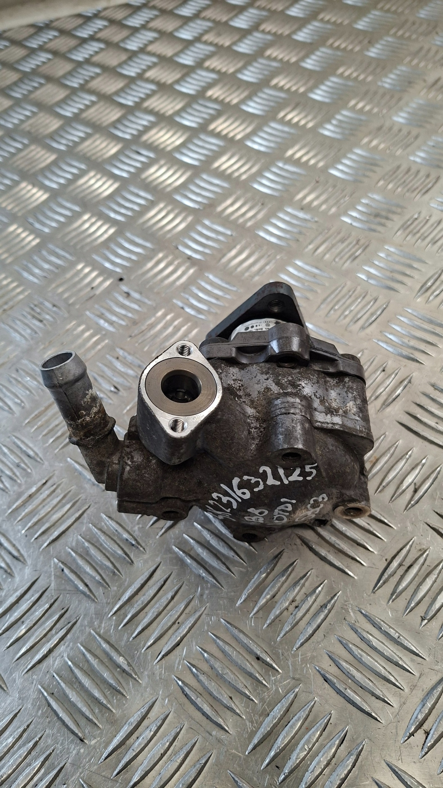 servo pump AUDI A4 B8 2.0TDI