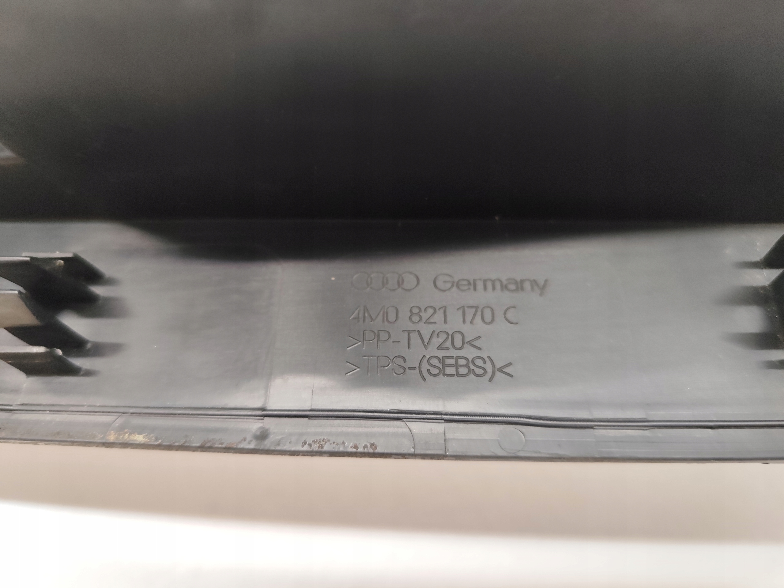 AUDI Q7 4M OSŁONA NAKŁADKA BŁOTNIKA PRAWA 4M0821170C Typ samochodu 4x4/SUV Samochody osobowe