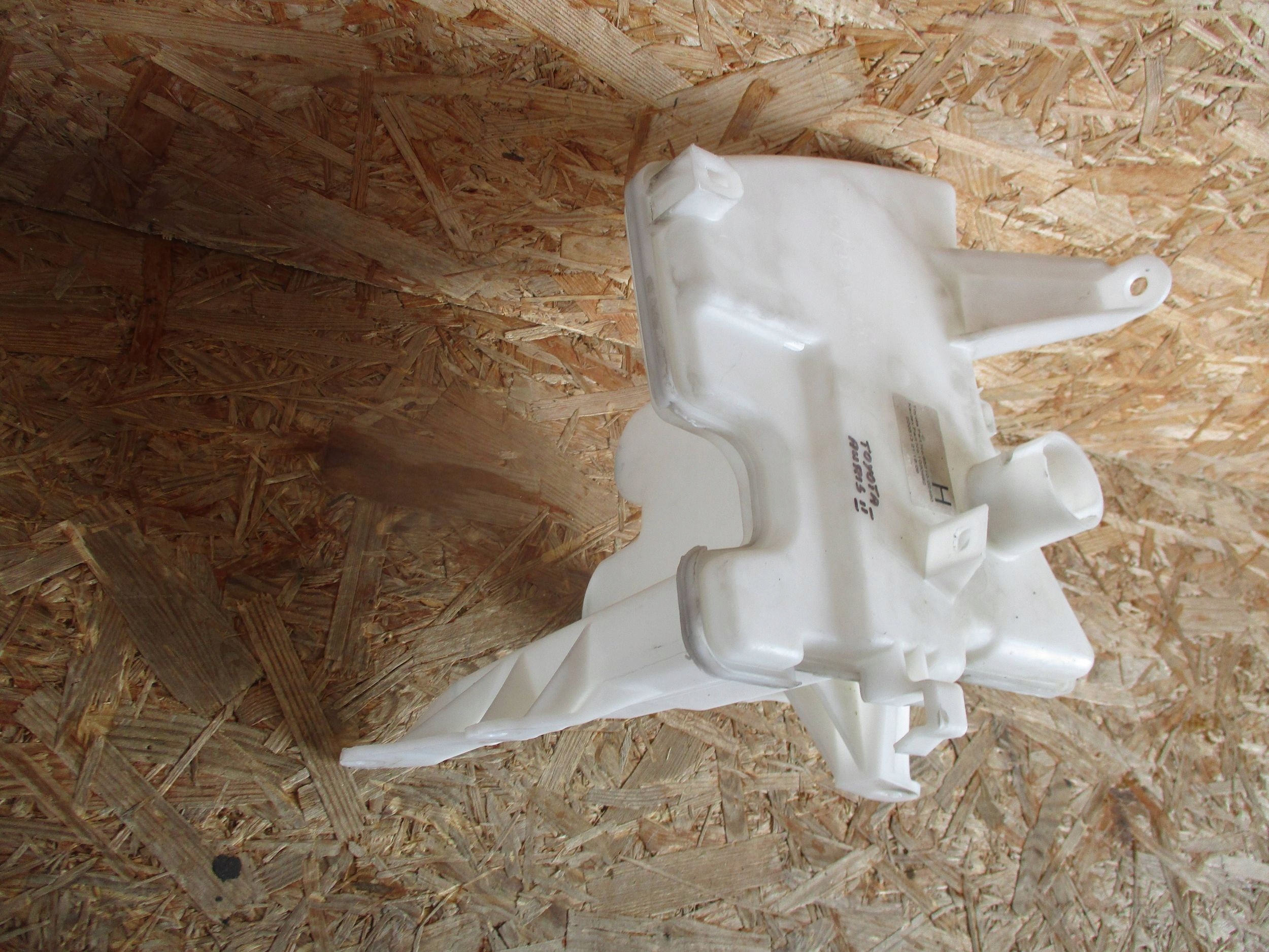 washer fluid tank TOYOTA AURIS II