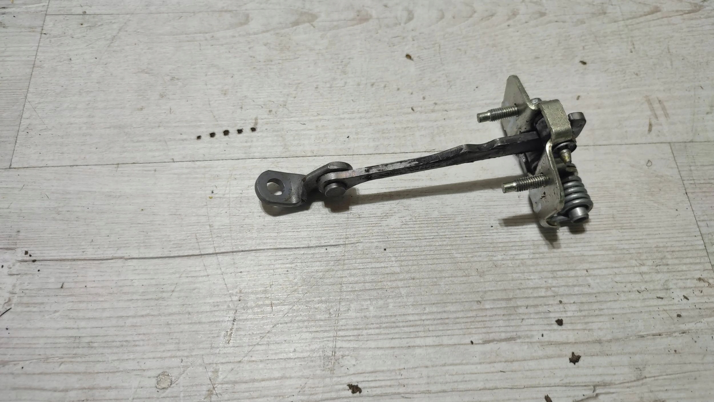Dacia Duster and 16r 1.6b rear part side right limiter door