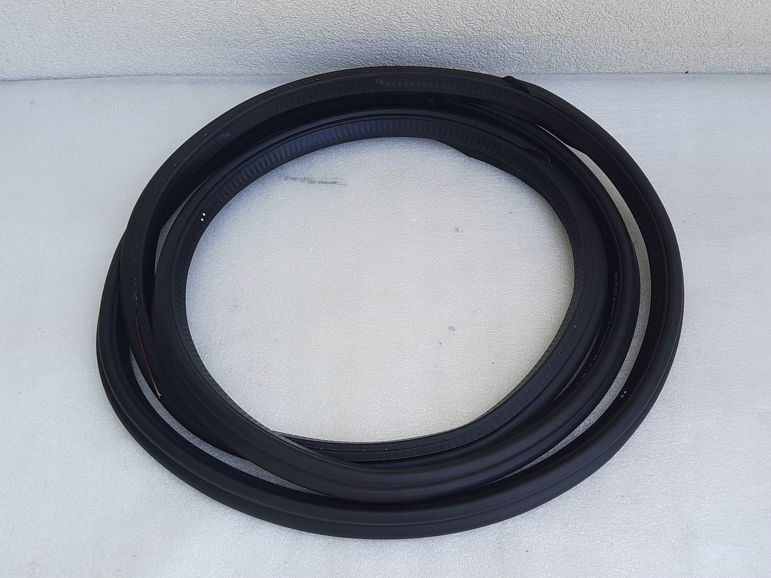 BMW G31 прокладка багажника 7259526