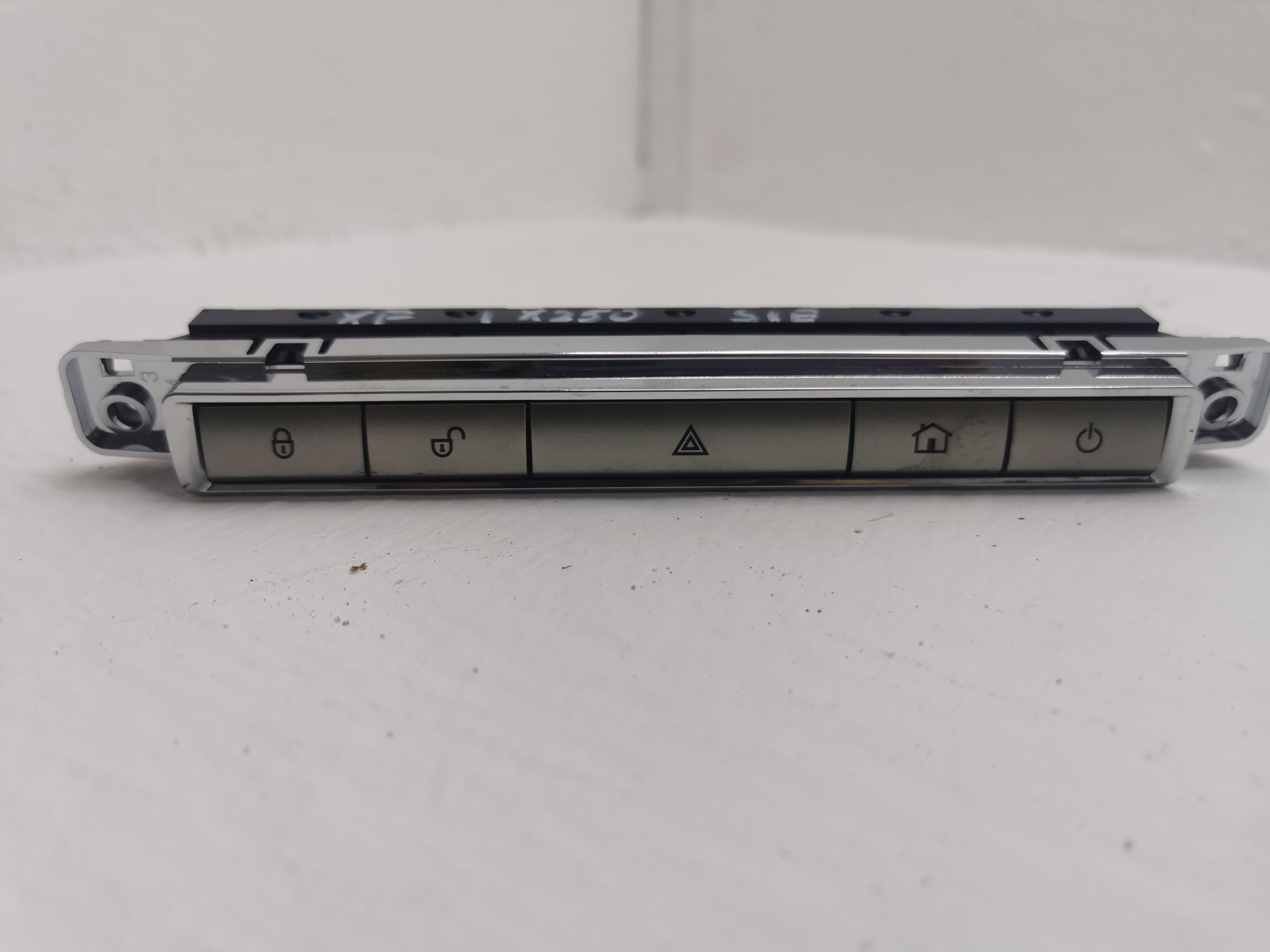PANEL mitte des warnblickschalters JAGUAR XF und X250 8X2311B650AB