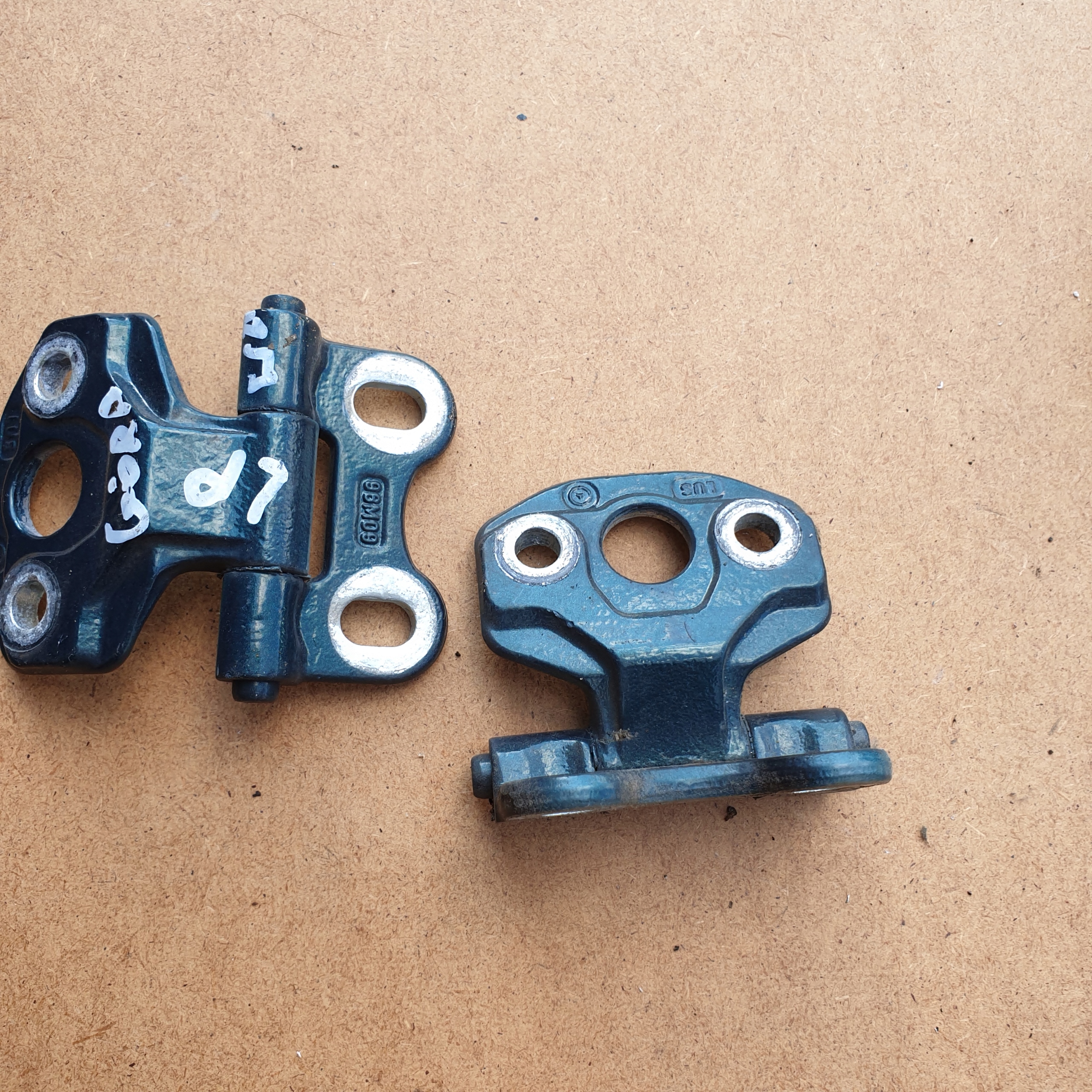 hinge hinges door left front MERCEDES E W210 OE