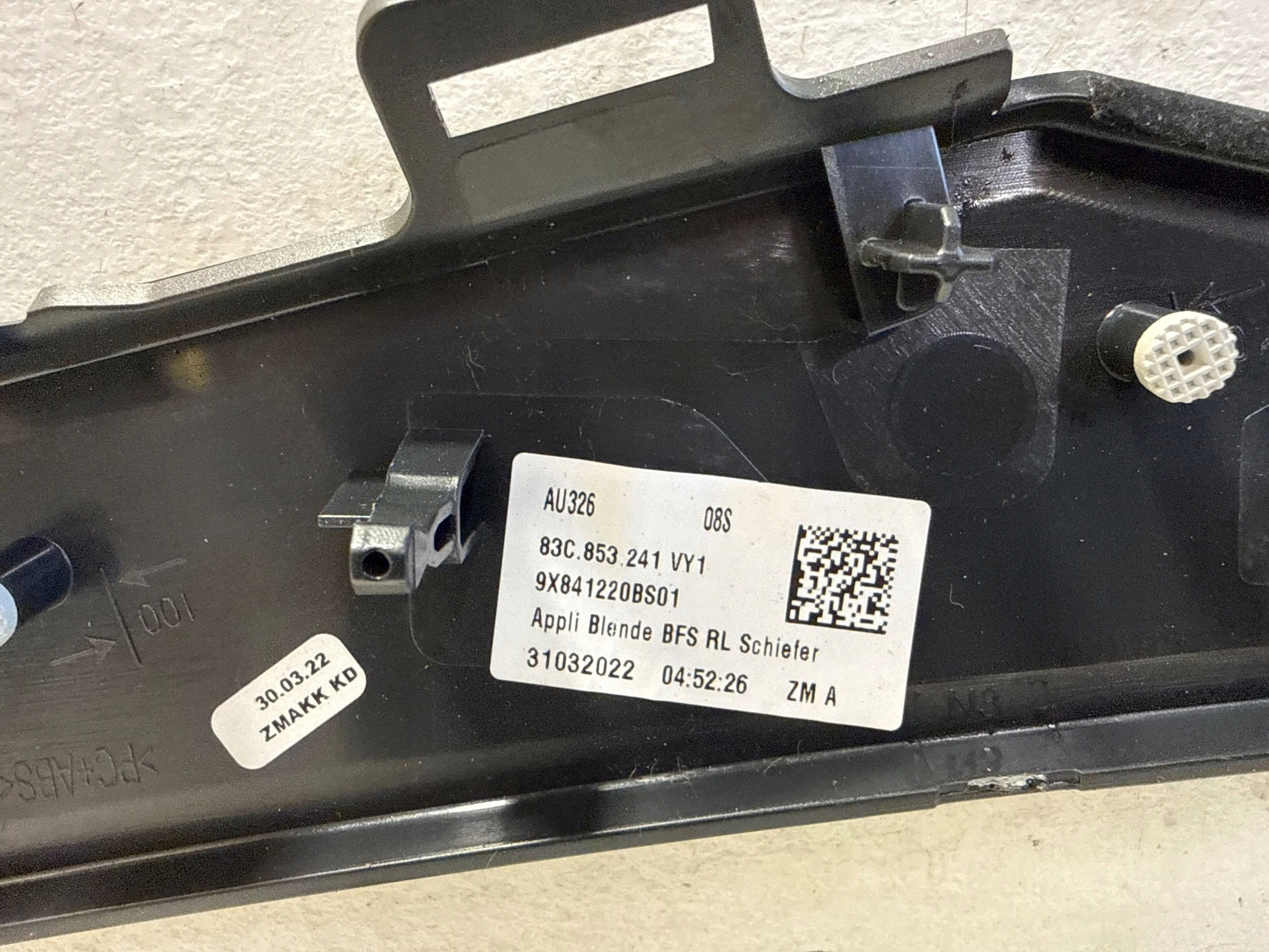AUDI Q3 F3 RAHMEN Handschuhfach 83C853241