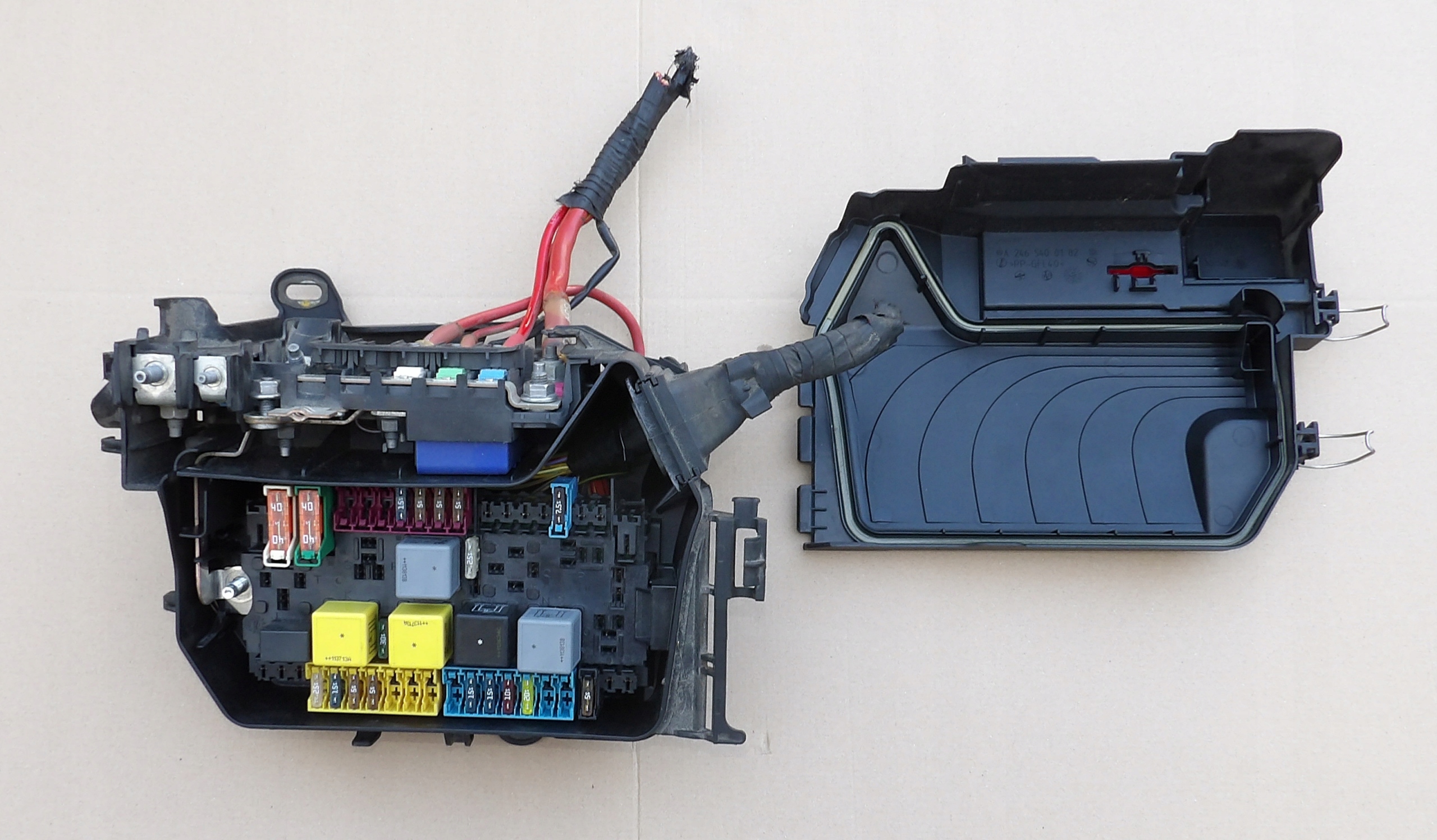 MERCEDES W246 B180 CDI OBUDOWA SKRZYNKA BEZPIECZNIKÓW A2465400182