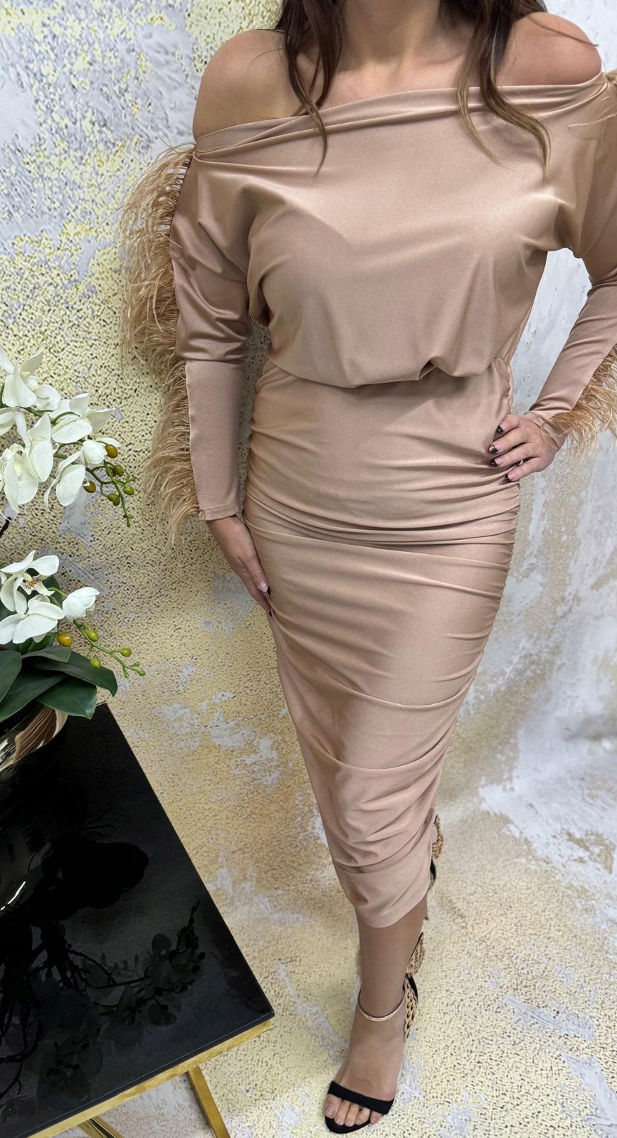 Šaty Midi Maxi s peřím vel. L 40 elegantní nařasená netopýr béžová